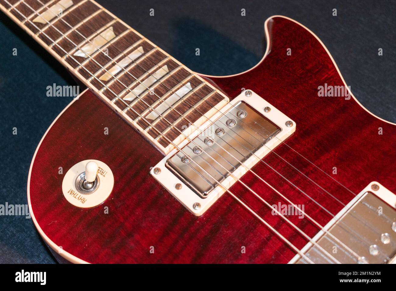 Vaduz, Liechtenstein, 27 gennaio 2022 chitarra elettrica Gibson Les Paul standard americano nel colore rosso prodotto girato Foto Stock