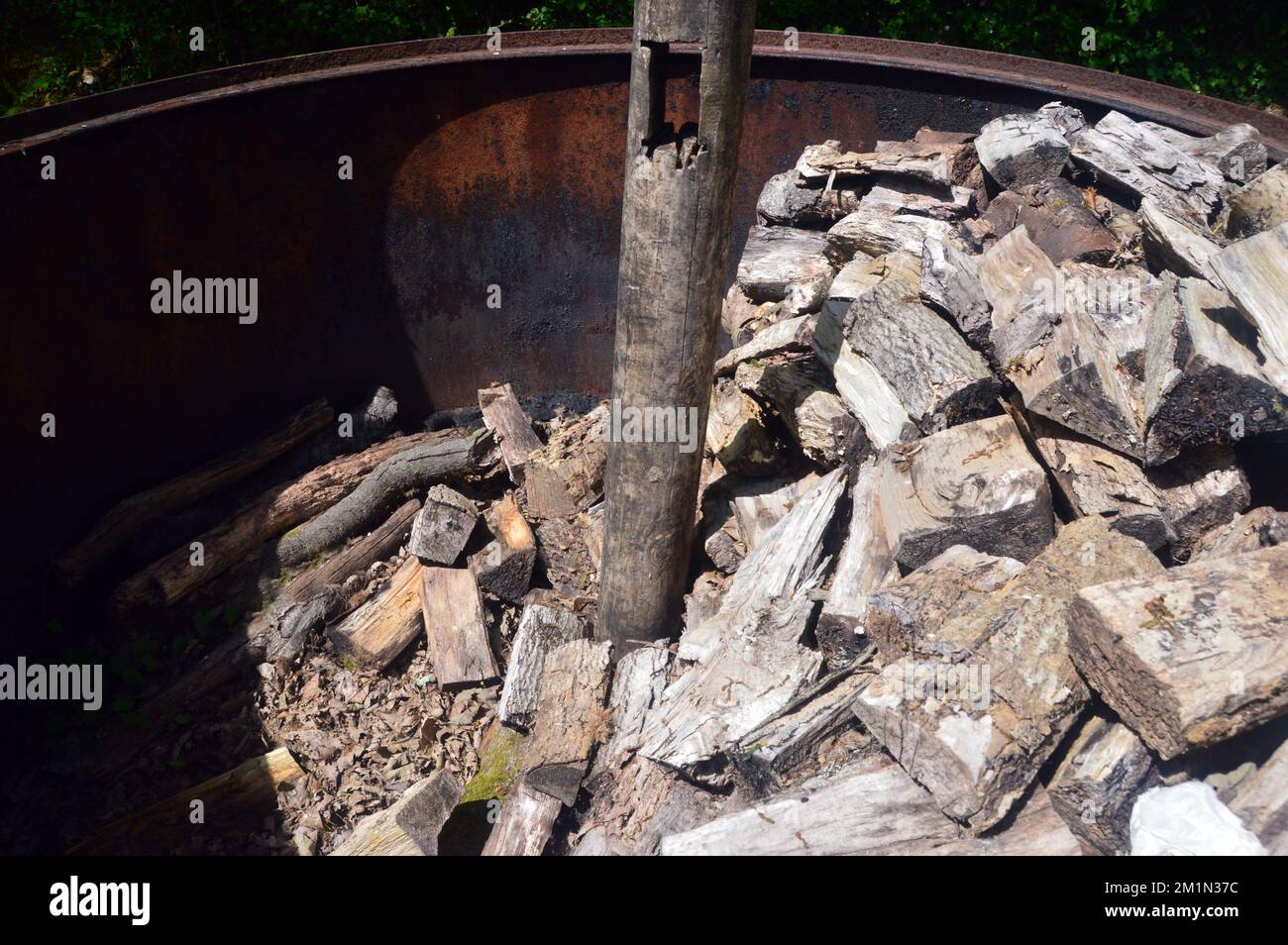 Legno secco tagliato in metallo carbone forno nel bosco dal Georgian Ride (Lost Valley) nei Lost Gardens di Heligan, St.Austell, Cornovaglia, Inghilterra. Foto Stock