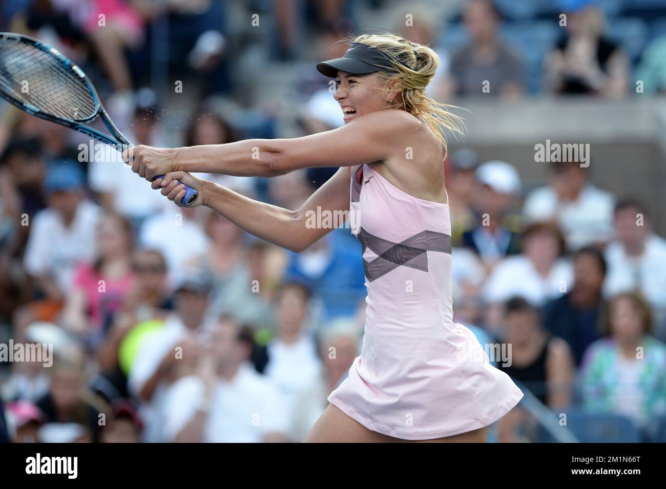 20120827 - NEW YORK, STATI UNITI: La russa Maria Sharapova ha raffigurato durante il primo turno femminile tra la russa Maria Sharapova e l'ungherese Melinda CZINK, al torneo di tennis US Open Grand Slam, a Flushing Meadows, a New York City, USA, lunedì 27 agosto 2012. FOTO DI BELGA YORICK JANSENS Foto Stock