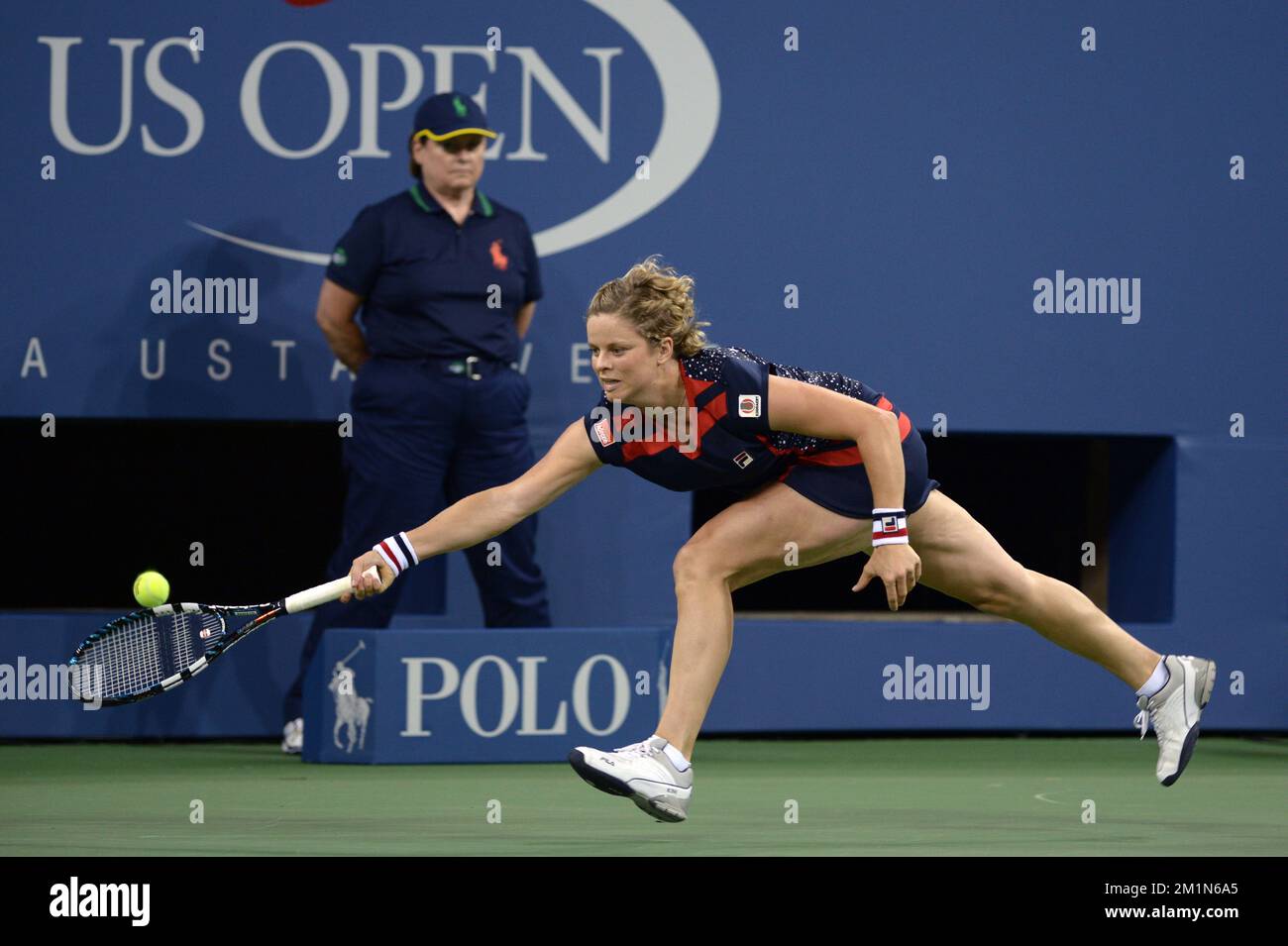 20120827 - NEW YORK, STATI UNITI: Il belga Kim Clijsters gioca una prefazione durante la partita femminile del primo turno tra il belga Kim Clijsters e l'americano Victoria Duval, al torneo di tennis US Open Grand Slam, a Flushing Meadows, a New York City, USA, lunedì 27 agosto 2012. FOTO DI BELGA YORICK JANSENS Foto Stock