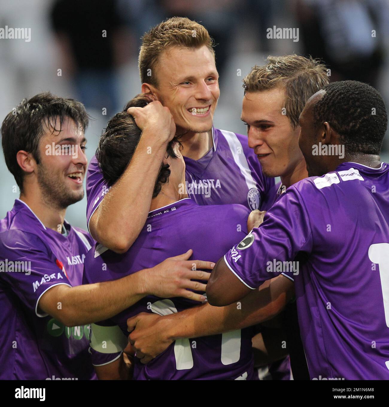 20120825 - ANTWERPEN, BELGIO: Hernan Pablo Losada (C) di Beerschot festeggia con i suoi compagni di squadra dopo aver segnato il gol 1-0 durante la partita della Jupiler Pro League tra Beerschot e Sporting Charleroi, ad Anversa, sabato 25 agosto 2012, nella quinta giornata del campionato di calcio belga. FOTO DI BELGA MARC GOYVAERTS Foto Stock