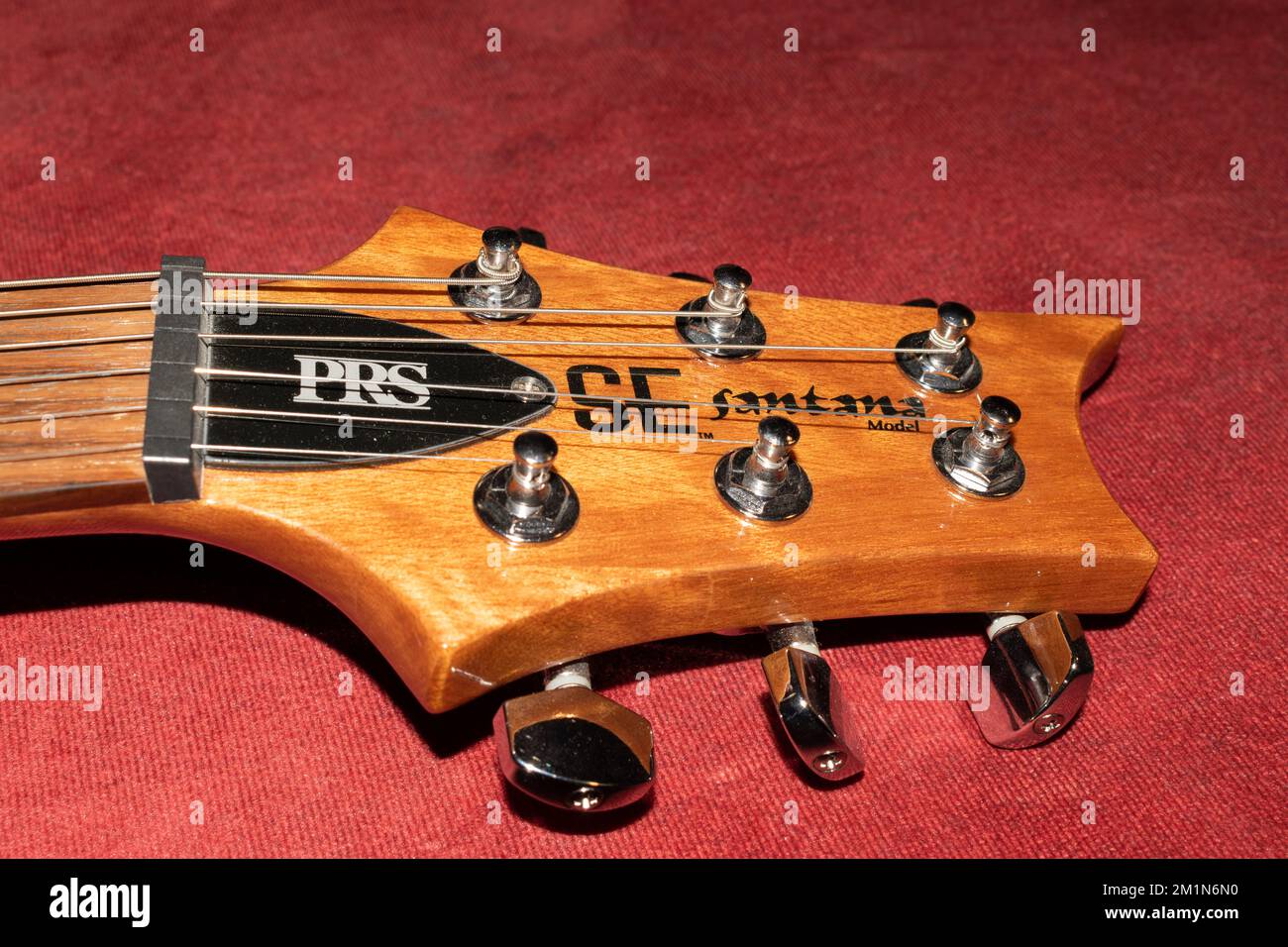 Vaduz, Liechtenstein, 27 gennaio 2022 testa per chitarra elettrica PRS se  Santana su sfondo rosso Foto stock - Alamy