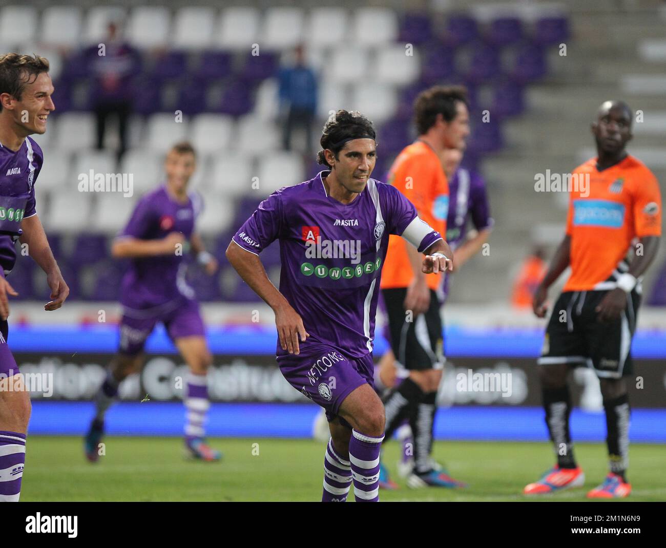 20120825 - ANTWERPEN, BELGIO: Hernan Pablo Losada di Beerschot festeggia la partita della Jupiler Pro League tra Beerschot e Sporting Charleroi, ad Anversa, sabato 25 agosto 2012, nella quinta giornata del campionato di calcio belga. FOTO DI BELGA MARC GOYVAERTS Foto Stock