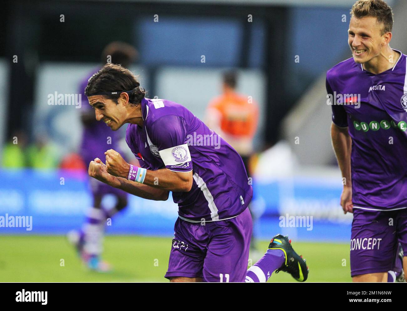 20120825 - ANTWERPEN, BELGIO: Hernan Pablo Losada di Beerschot e Frederic Brillant di Beerschot celebrano dopo che Losada ha segnato il gol 1-0 durante la partita della Jupiler Pro League tra Beerschot e Sporting Charleroi, ad Anversa, sabato 25 agosto 2012, il quinto giorno del campionato di calcio belga. FOTO DI BELGA MARC GOYVAERTS Foto Stock