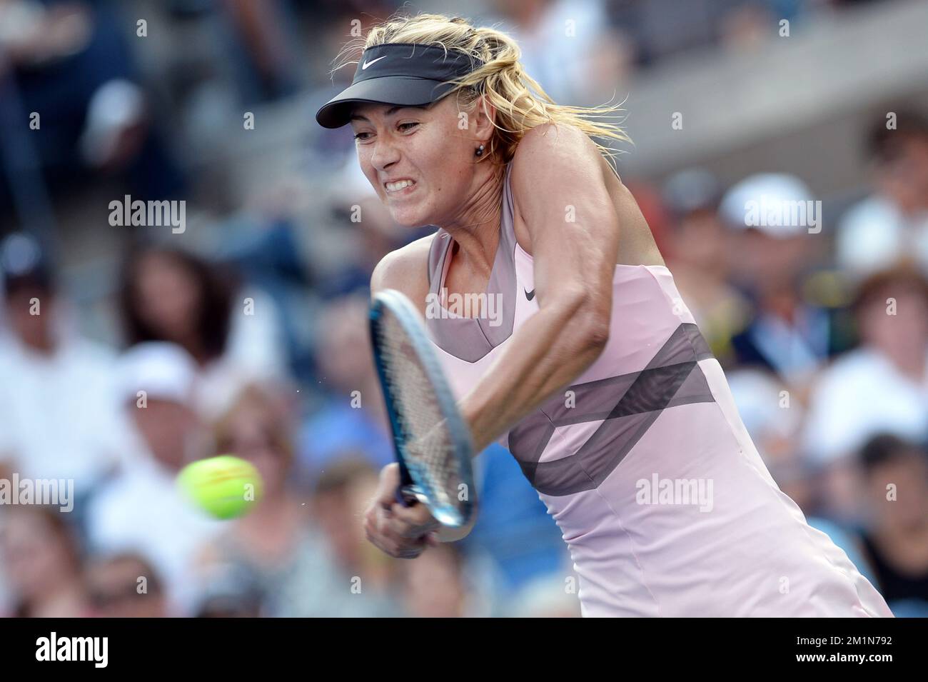 20120827 - NEW YORK, STATI UNITI: La russa Maria Sharapova ha raffigurato durante il primo turno femminile tra la russa Maria Sharapova e l'ungherese Melinda CZINK, al torneo di tennis US Open Grand Slam, a Flushing Meadows, a New York City, USA, lunedì 27 agosto 2012. FOTO DI BELGA YORICK JANSENS Foto Stock