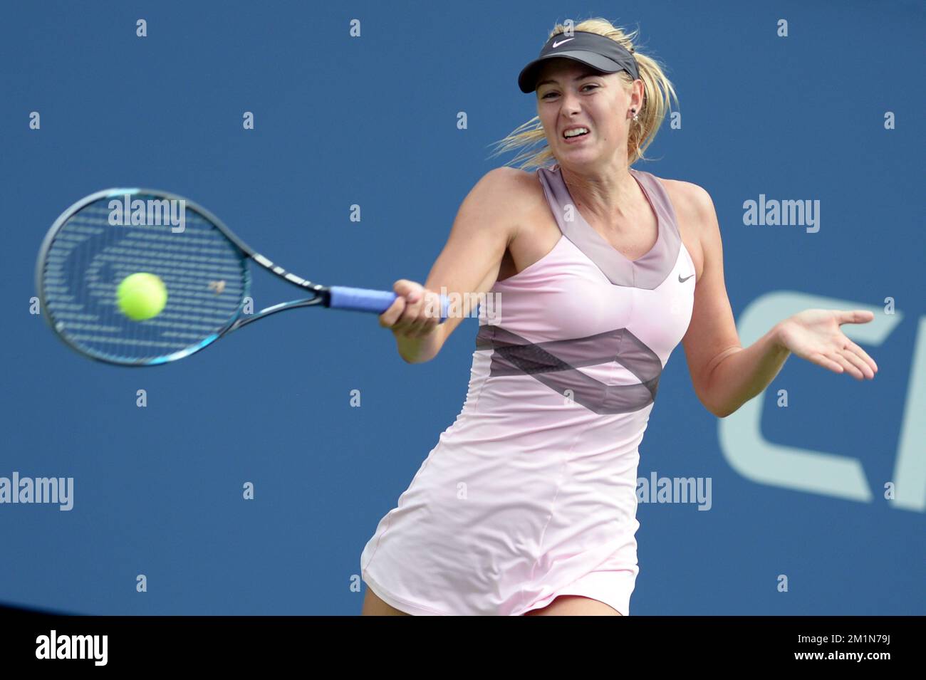 20120827 - NEW YORK, STATI UNITI: La russa Maria Sharapova ha raffigurato durante il primo turno femminile tra la russa Maria Sharapova e l'ungherese Melinda CZINK, al torneo di tennis US Open Grand Slam, a Flushing Meadows, a New York City, USA, lunedì 27 agosto 2012. FOTO DI BELGA YORICK JANSENS Foto Stock