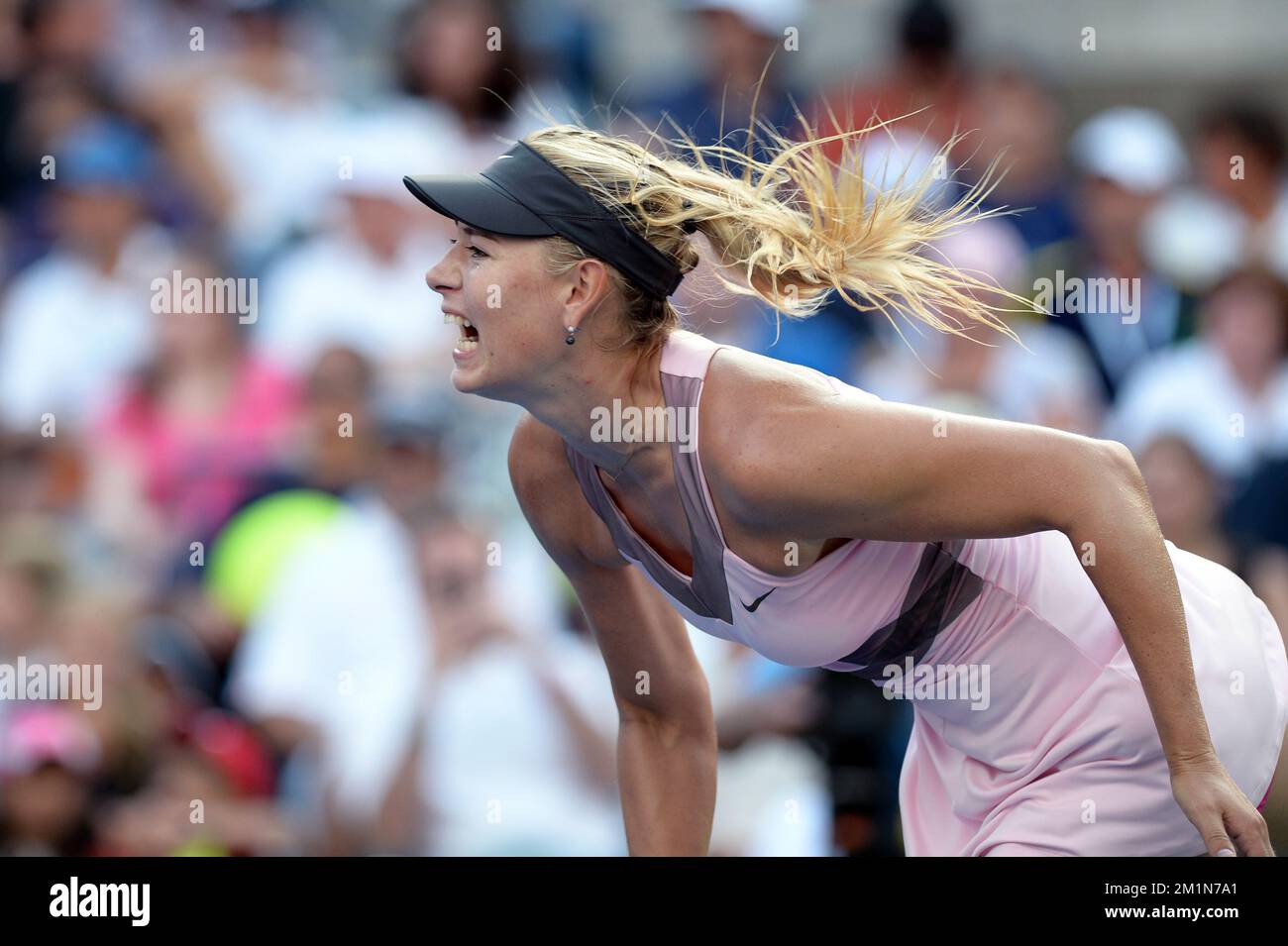 20120827 - NEW YORK, STATI UNITI: La russa Maria Sharapova ha raffigurato durante il primo turno femminile tra la russa Maria Sharapova e l'ungherese Melinda CZINK, al torneo di tennis US Open Grand Slam, a Flushing Meadows, a New York City, USA, lunedì 27 agosto 2012. FOTO DI BELGA YORICK JANSENS Foto Stock