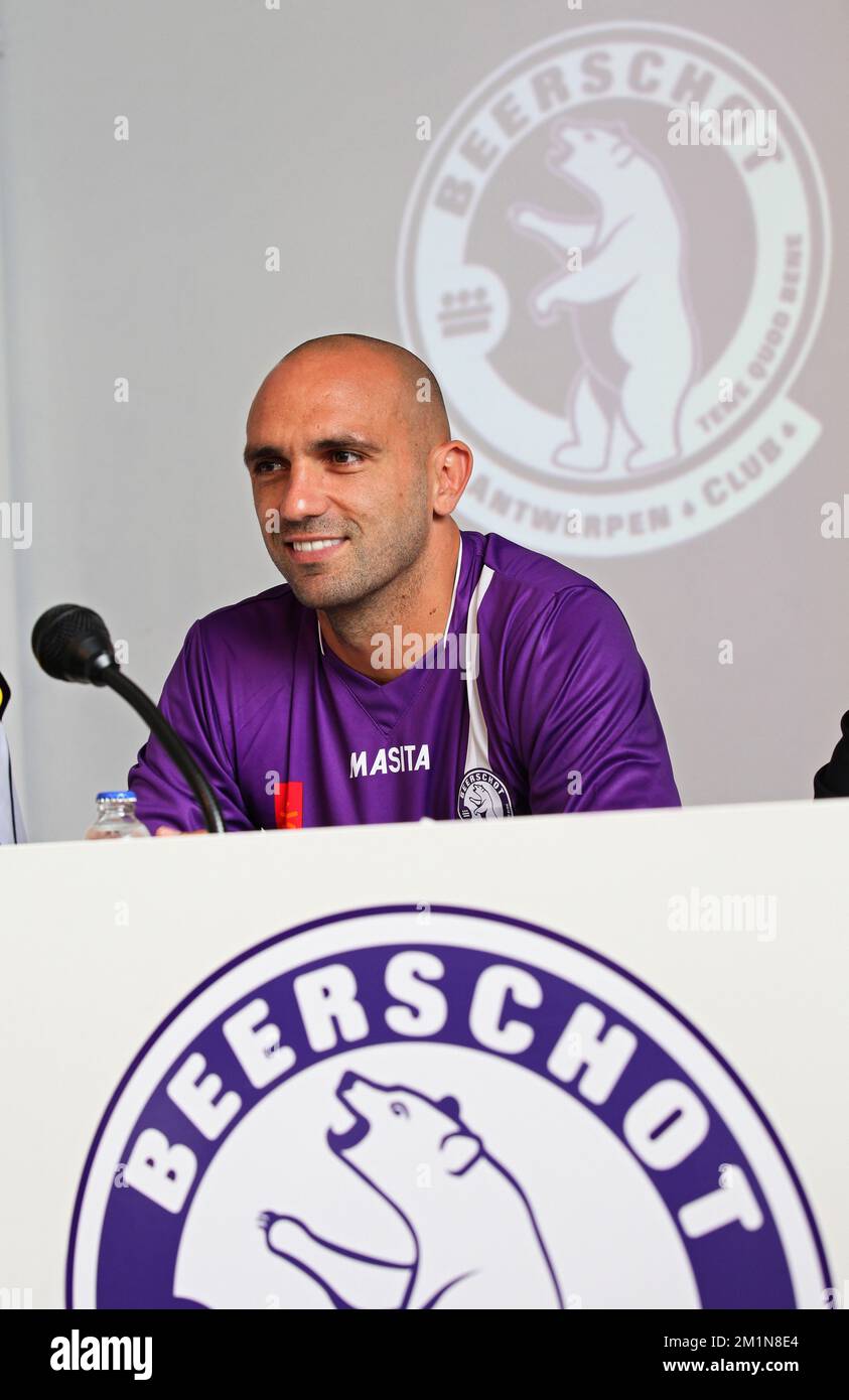 20120831 - ANVERSA, BELGIO: Il Raul Bravo di Beerschot ha illustrato in una conferenza stampa per presentare un nuovo giocatore alla squadra belga di calcio di prima divisione Beerschot AC, venerdì 31 agosto 2012 ad Anversa. Oggi Beerschot presenta la loro ultima firma, il 31 difensore spagnolo Raul Bravo. FOTO DI BELGA MARC GOYVAERTS Foto Stock