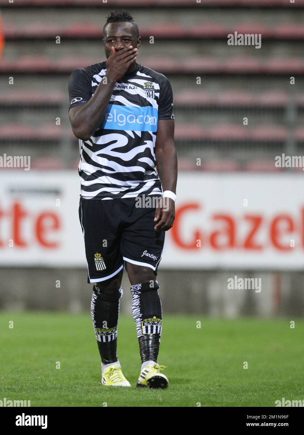 20120901 - CHARLEROI, BELGIO: Harlem Gnohere di Charleroi sembra sconsolato durante la partita della Jupiler Pro League tra Sporting Charleroi e AA Gent, a Charleroi, sabato 01 settembre 2012, il sesto giorno del campionato di calcio belga. BELGA PHOTO VIRGINIE LEFOUR Foto Stock