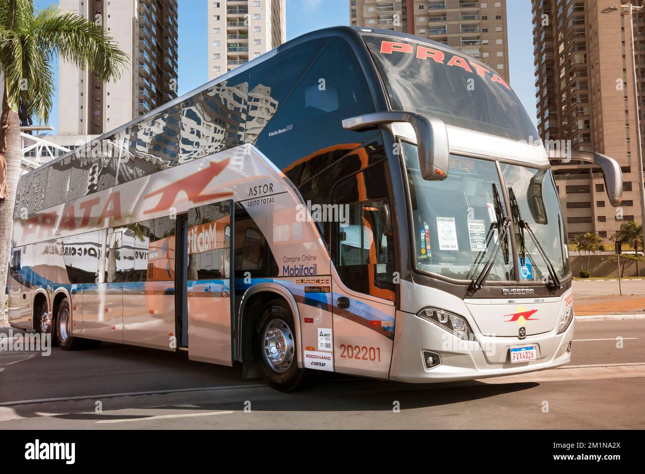 Bus vehicle Busscar Vissta Buss DD Mercedes-Benz 0500 RSD Bluetec 5 2022 in mostra al Bus Brasil Fest 2022, che si tiene nella città di Barueri. Foto Stock
