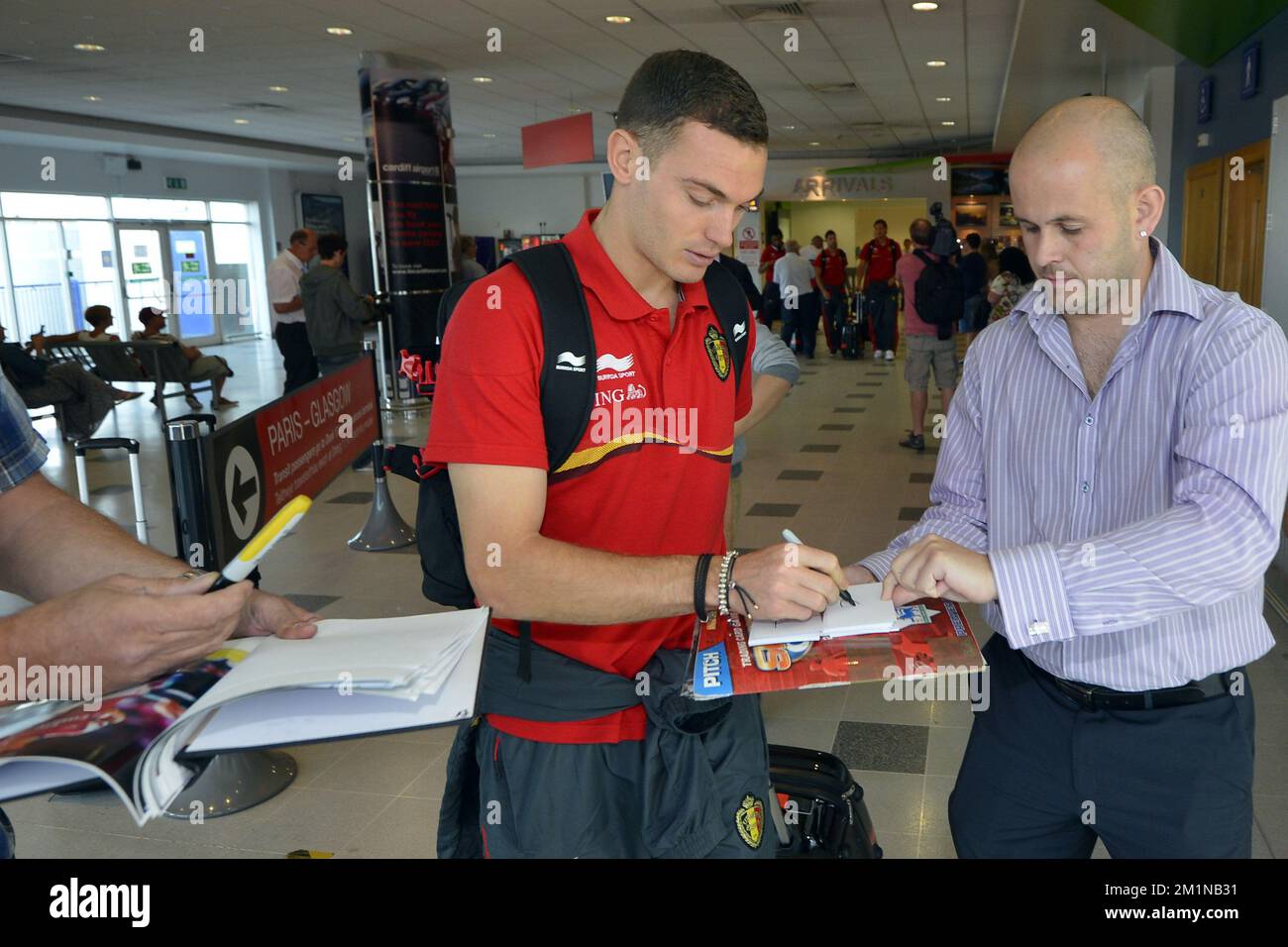 20120906 - CARDIFF, REGNO UNITO: Thomas Vermaelen, in Belgio, ha raffigurato durante l'arrivo dei Red Devils, la nazionale belga di calcio, all'aeroporto di Cardiff, Galles, giovedì 06 settembre 2012. La squadra parte per la prima partita di qualificazione per i Campionati del mondo di Calcio 2014, contro il Galles il 07 settembre 2012. FOTO DI BELGA DIRK WAEM Foto Stock