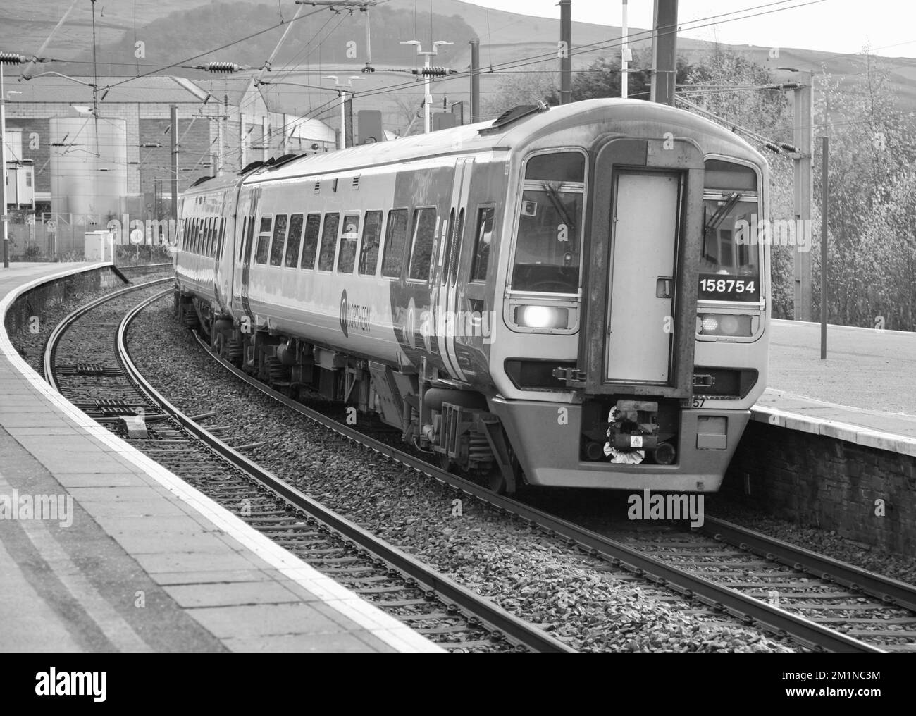 Un treno che arriva alla stazione, Skipton, North Yorkshire Regno Unito Foto Stock