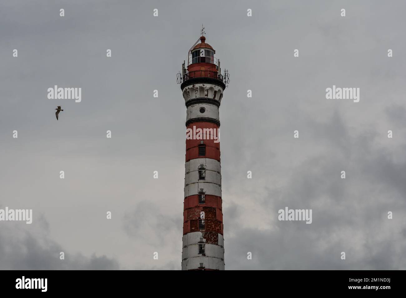 Faro alto in tempo nuvoloso. Faro bianco-rosso. Faro di Osinovets, Lago Ladoga Foto Stock