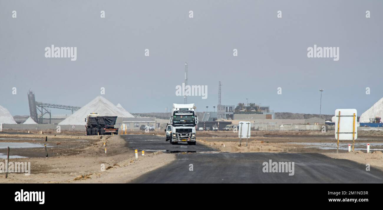 I camion sulla strada da Walvis Bay al sale lavora con un leggero shimmer a causa del calore Foto Stock