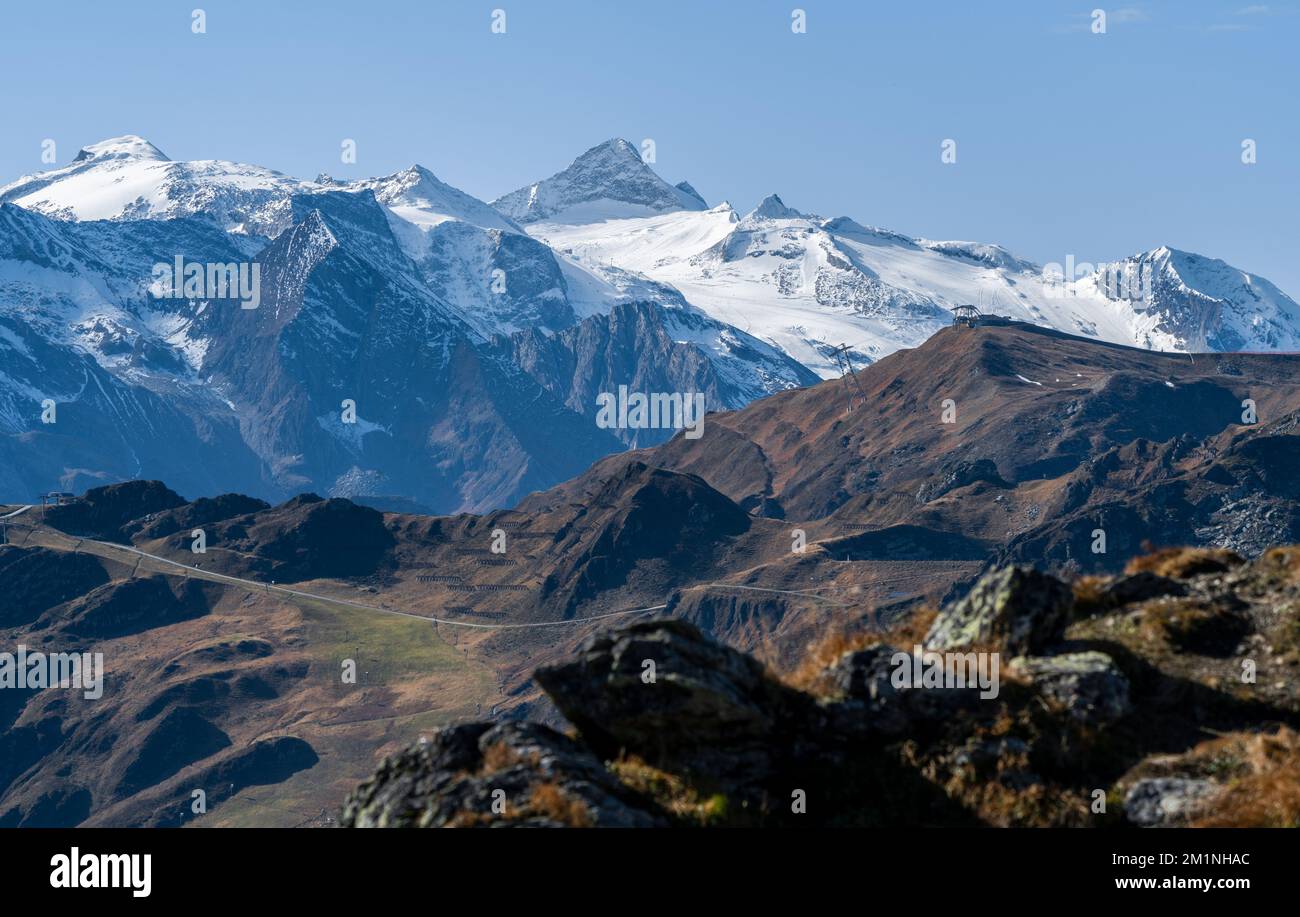 Olperer montagna coperta di neve e ghiacciaio Tuxer ferner in una bella giornata di sole d'autunno con Hoarbergkarspitze di fronte. Suggestive vette alpine Foto Stock