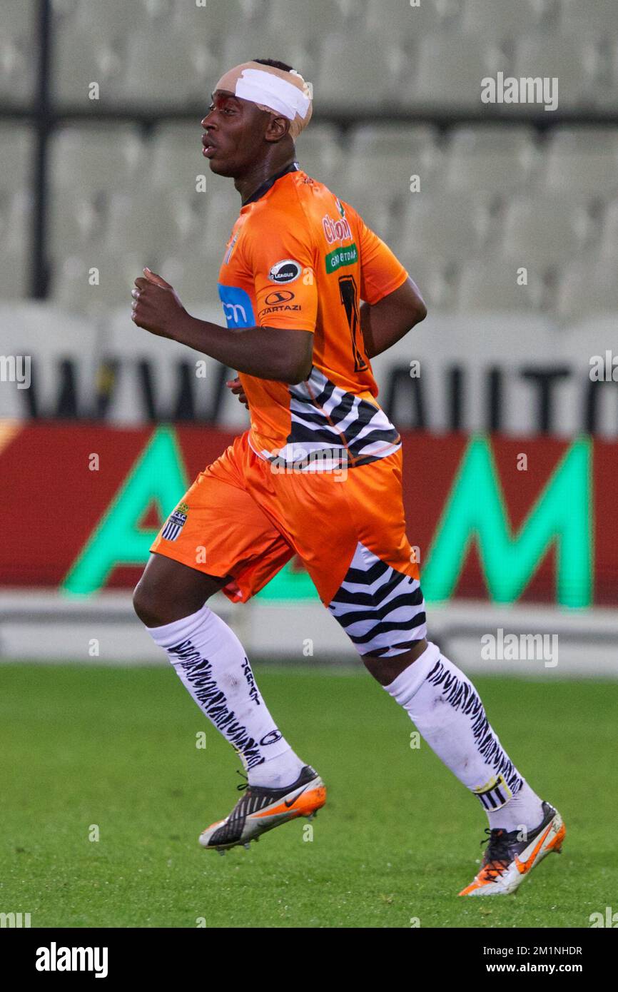 20120929 - BRUGGE, BELGIO: Francis N'Ganga di Charleroi è ferito durante la partita della Jupiler Pro League tra Cercle Brugge e Sporting Charleroi, a Brugge, sabato 29 settembre 2012, il nono giorno del campionato di calcio belga. BELGA FOTO KURT DESPLENTER Foto Stock