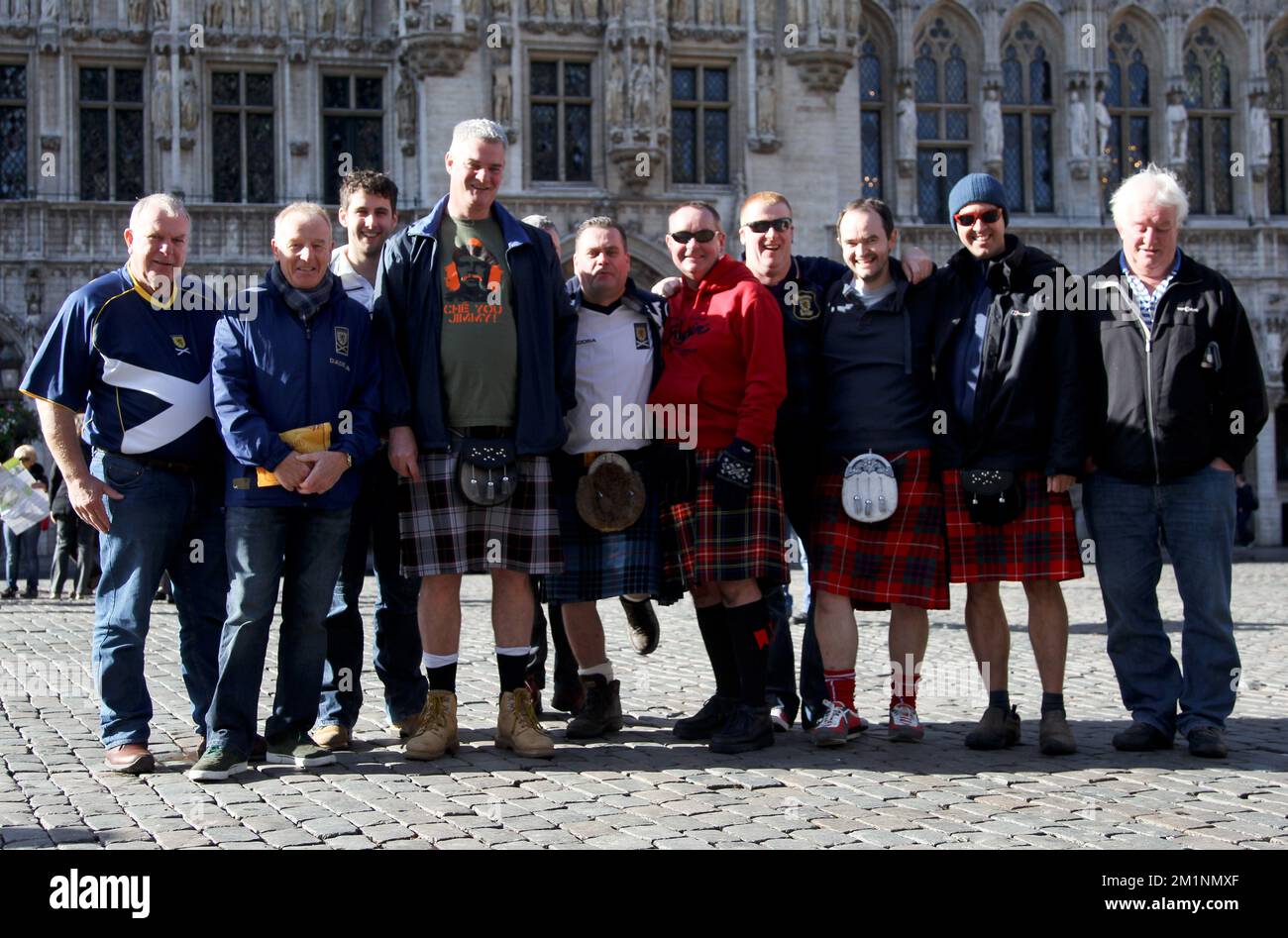 20121015 - BRUXELLES, BELGIO: L'illustrazione mostra i sostenitori scozzesi (alcuni indossano i kilt tradizionali) nella foto mentre visitano la Grand Place di Bruxelles/Grote Markt a Bruxelles. La Scozia sta giocando la sua quarta partita di qualificazione per i Campionati del mondo di calcio 2014, contro il Belgio domani. BELGA PHOTO VIRGINIE LEFOUR Foto Stock