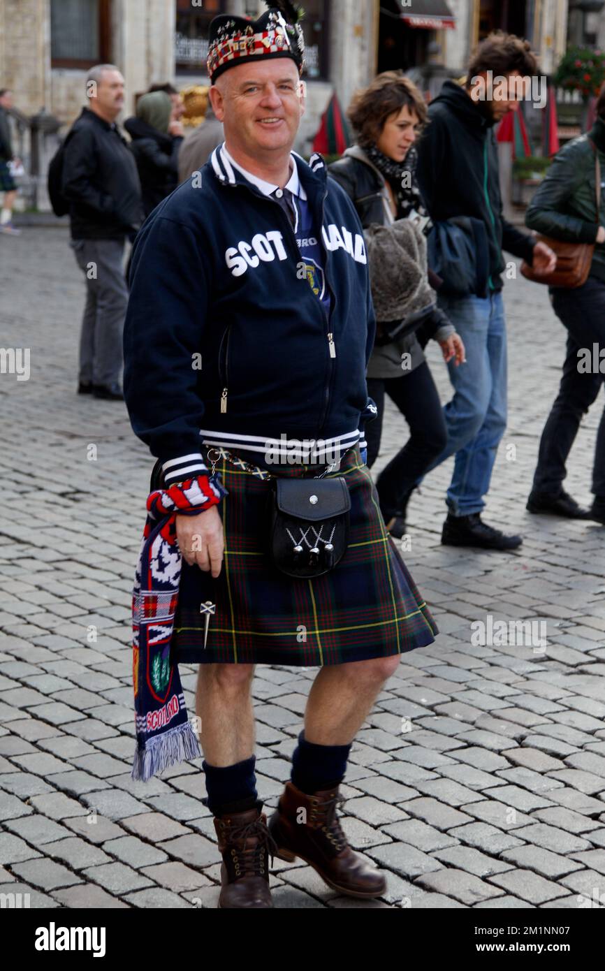 20121015 - BRUXELLES, BELGIO: L'illustrazione mostra i sostenitori scozzesi (alcuni indossano i kilt tradizionali) nella foto mentre visitano la Grand Place di Bruxelles/Grote Markt a Bruxelles. La Scozia sta giocando la sua quarta partita di qualificazione per i Campionati del mondo di calcio 2014, contro il Belgio domani. BELGA PHOTO VIRGINIE LEFOUR Foto Stock
