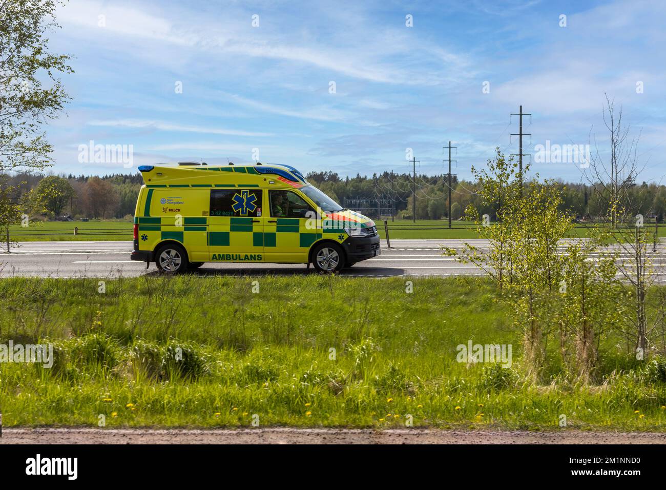 Veicoli di servizio su strade svedesi, ambulanza, polizia e trasporto di persone Foto Stock