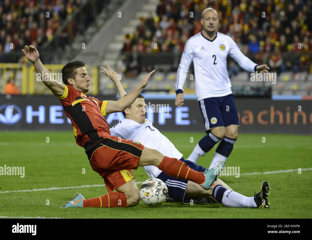 20121016 - BRUXELLES, BELGIO: Nacer Chadli del Belgio, Gary Caldwell della Scozia e Alan Hutton della Scozia combattono per la palla durante una partita dei Red Devils, la nazionale belga di calcio, contro la Scozia, la quarta partita di qualificazione per i Campionati del mondo di calcio 2014, martedì 16 ottobre 2012 nello stadio King Baudouin (Stade Roi Baudouin/Koning Boudewijnstadion), a Bruxelles. All'inizio del gioco, il Belgio è alla guida del gruppo A. BELGA FOTO DIRK WAEM Foto Stock