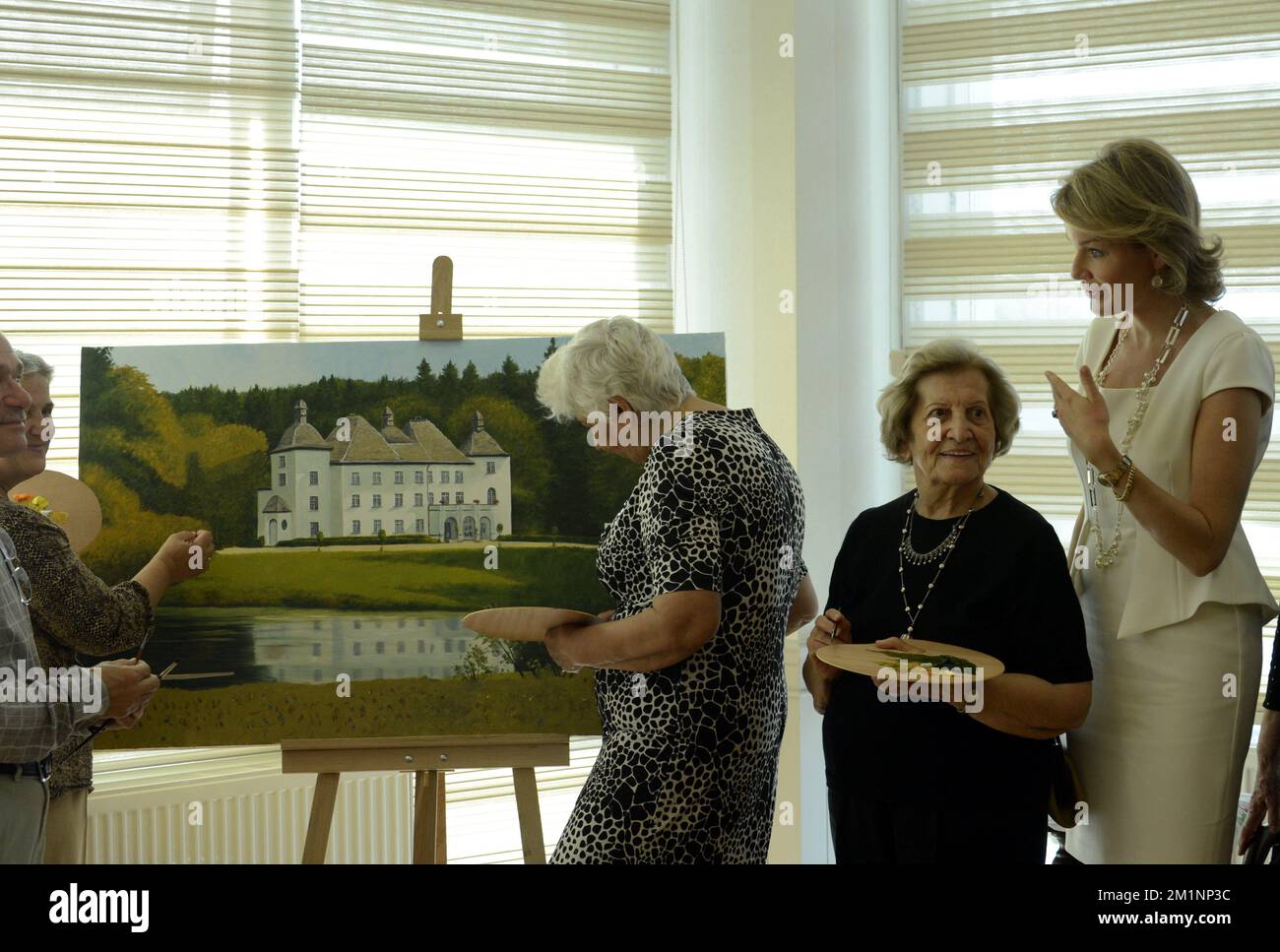 20121017 - ISTANBUL, TURCHIA: Principessa Mathilde del Belgio (R) raffigurata durante una visita ad una casa di cura e di cura degli anziani di Senior Assist, mercoledì 17 ottobre 2012, il terzo giorno della missione economica del principe Filippo in Turchia, dal 15 al 18 ottobre. BELGA FOTO PISCINA PHILIP REYNAERS Foto Stock