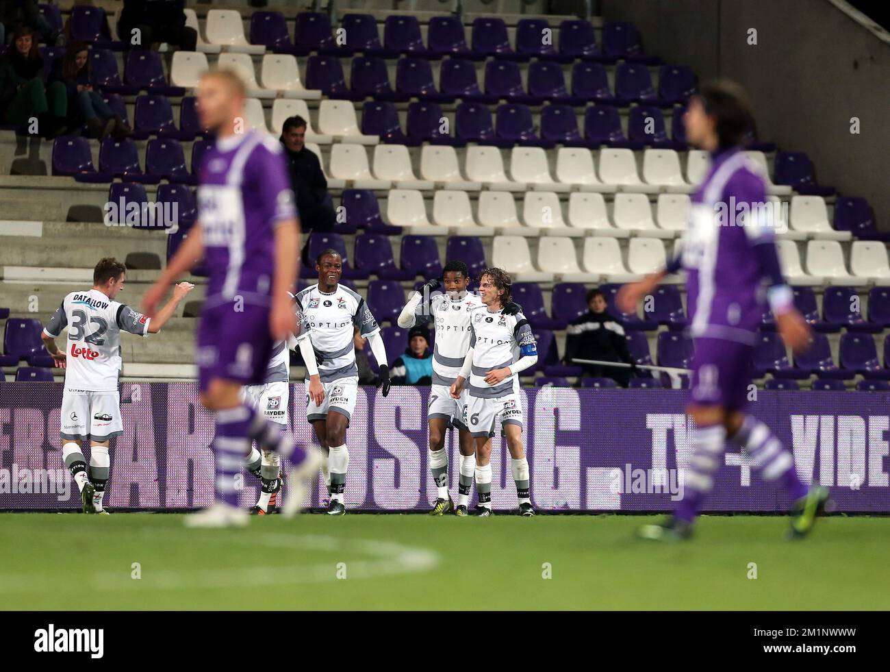 20121027 - ANVERSA, BELGIO: I giocatori di OHL festeggiano durante la partita della Jupiler Pro League tra Beerschot AC e OH Leuven, ad Anversa, sabato 27 ottobre 2012, il 12th° giorno del campionato di calcio belga. FOTO DI BELGA MARC GOYVAERTS Foto Stock