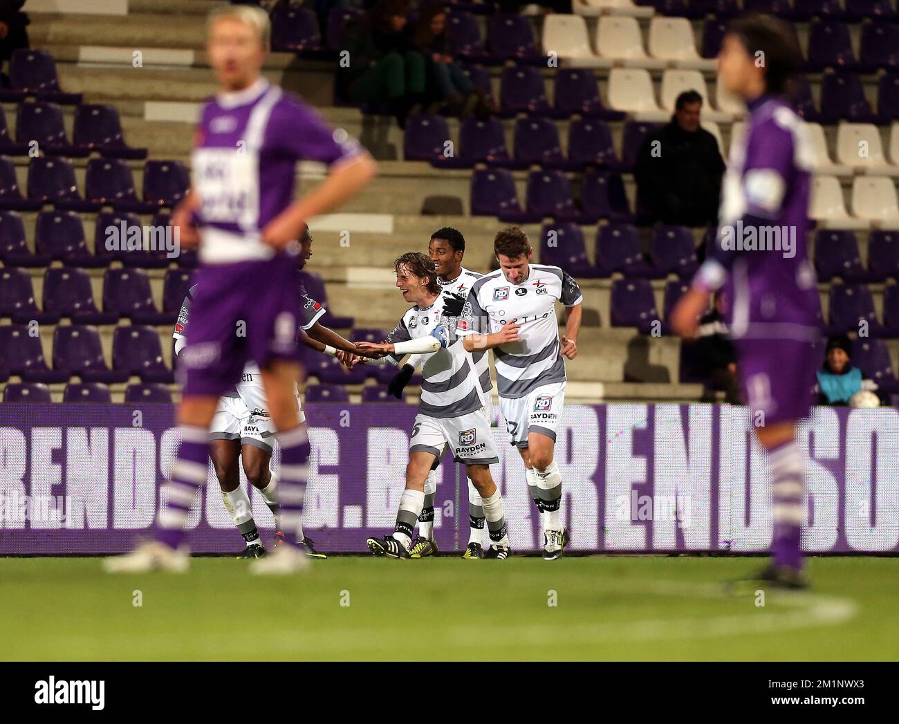 20121027 - ANVERSA, BELGIO: Kenneth Van Goehem di OHL festeggia ad Anversa, sabato 27 ottobre 2012, il 12th° giorno del campionato di calcio belga, durante la partita della Jupiler Pro League tra Beerschot AC e OH Leuven. FOTO DI BELGA MARC GOYVAERTS Foto Stock