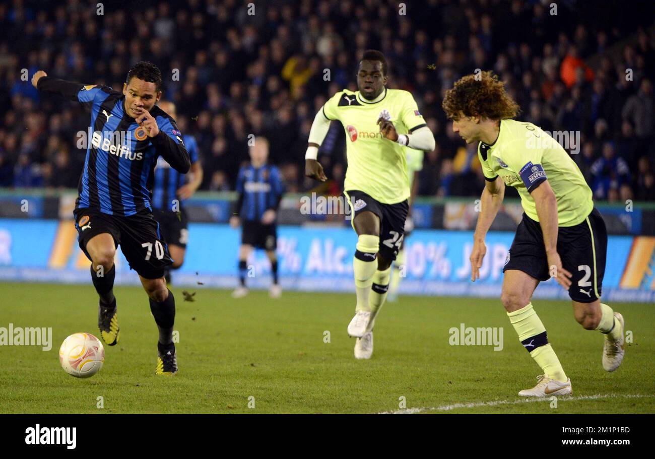 20121108 - BRUGGE, BELGIO: Club's Carlos Bacca, Cheick Tiote di Newcastle e il capitano Fabricio Coloccini di Newcastle in azione durante la partita di calcio tra il Club Belga Brugge KV e l'inglese Newcastle United F.C. nel Gruppo D del torneo Europa League, giovedì 08 novembre 2012 a Brugge. FOTO DI BELGA ERIC LALMAND Foto Stock