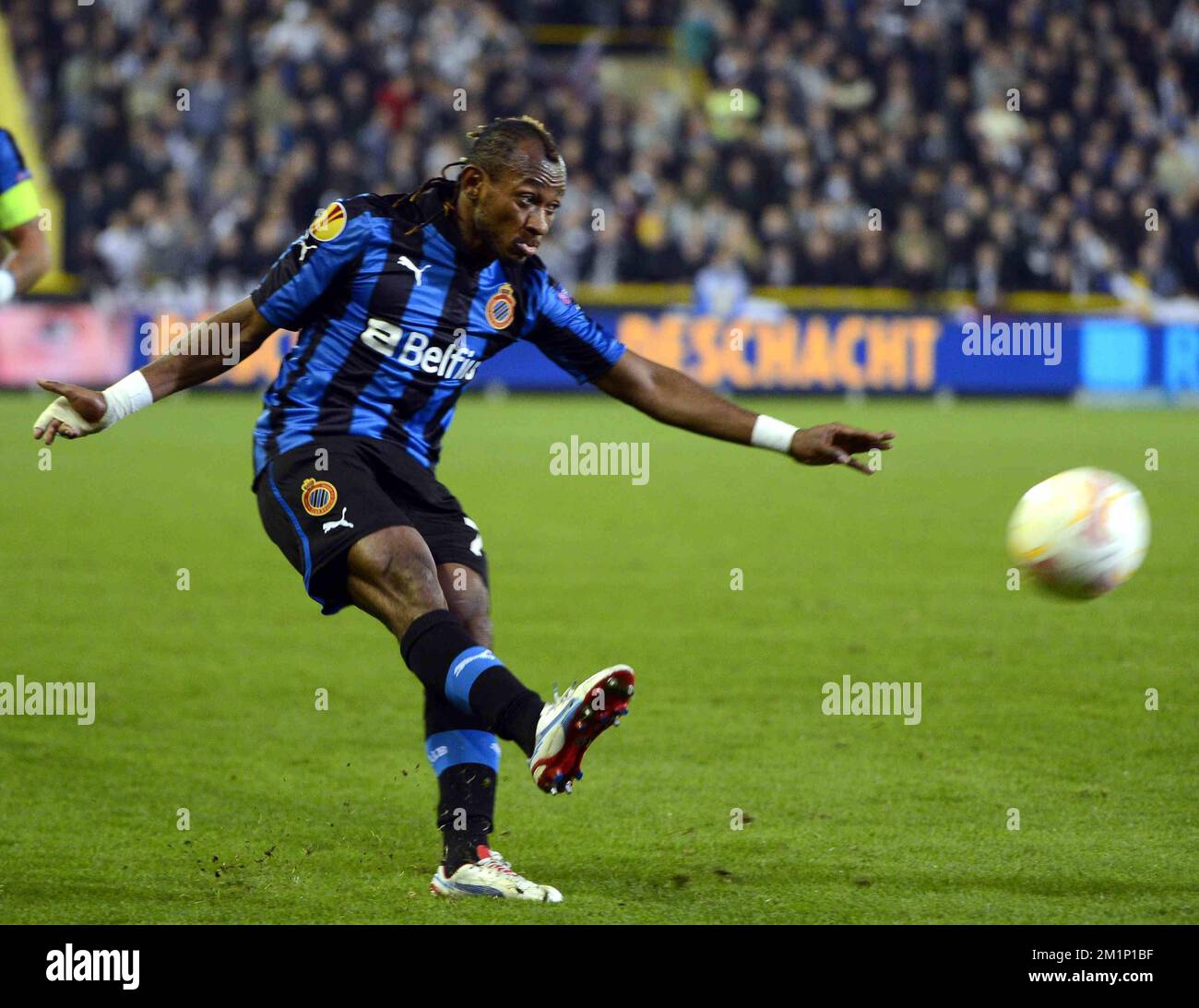 20121108 - BRUGGE, BELGIO: Club's Mohamed 'Meme' Tchite in azione durante la partita di calcio tra il Club Belga Brugge KV e l'inglese Newcastle United F.C. nel Gruppo D del torneo Europa League, giovedì 08 novembre 2012 a Brugge. FOTO DI BELGA ERIC LALMAND Foto Stock