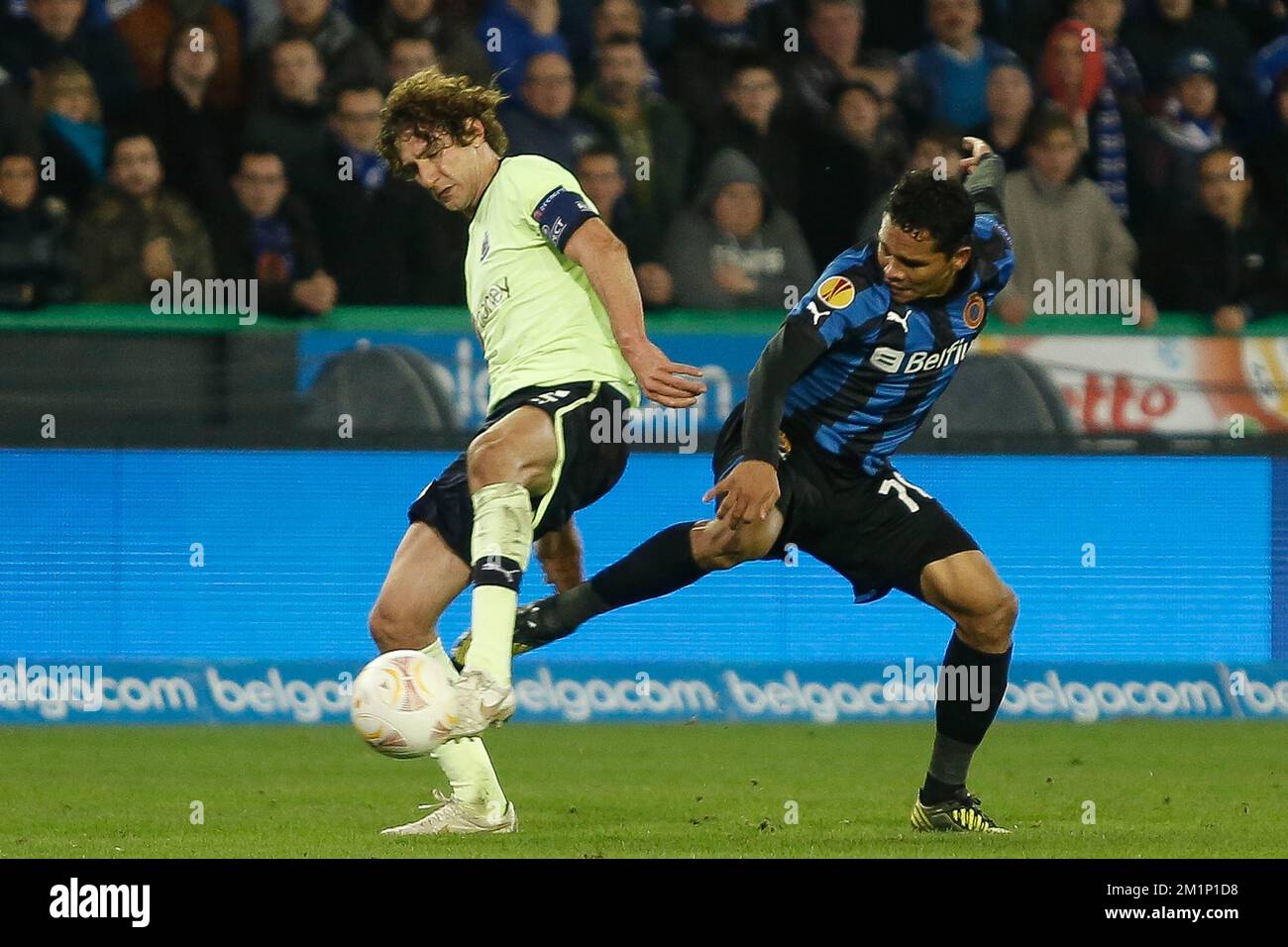 20121108 - BRUGGE, BELGIO: Il capitano Fabricio Coloccini di Newcastle e Carlos Bacca di Club combattono per la palla durante la partita di calcio tra il Club Belga Brugge KV e l'inglese Newcastle United F.C. nel Gruppo D del torneo Europa League, giovedì 08 novembre 2012 a Brugge. FOTO DI BELGA BRUNO FAHY Foto Stock
