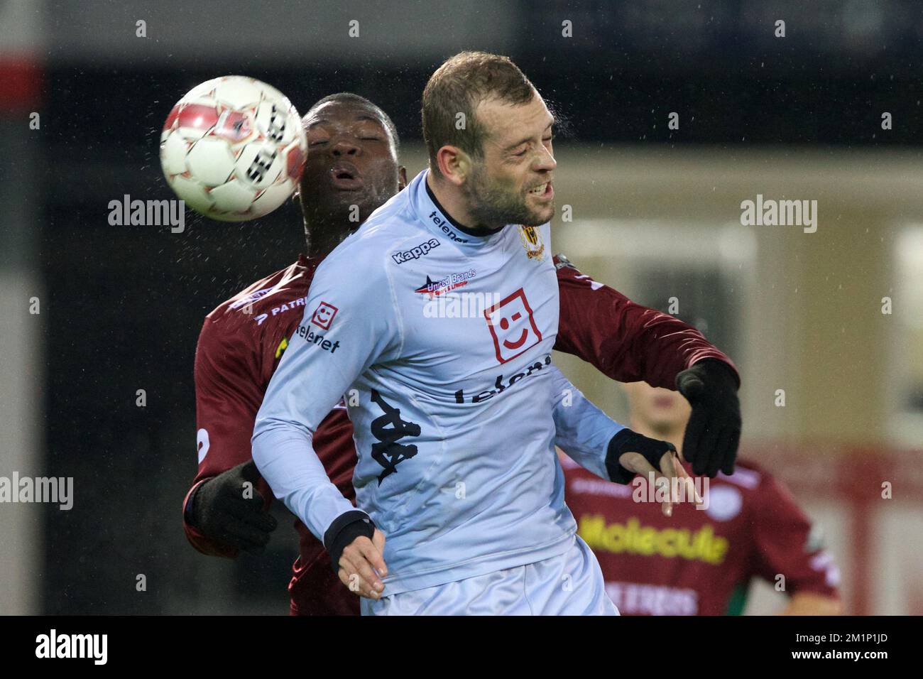 20121110 - WAREGEM, BELGIO: Essevee's Junior Malanda e Mechelen's Nicklas Pedersen combattono per la palla durante la partita della Jupiler Pro League tra Zulte Waregem e KV Mechelen, a Waregem, sabato 10 novembre 2012, il quindicesimo giorno del campionato di calcio belga. BELGA FOTO KURT DESPLENTER Foto Stock