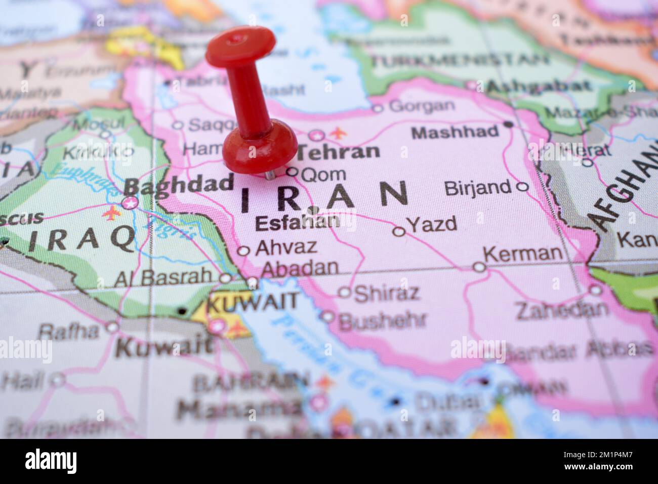 Puntino rosso che indica la posizione dell'Iran Mappa mondiale primo piano Visualizza fotografia d'archivio Foto Stock