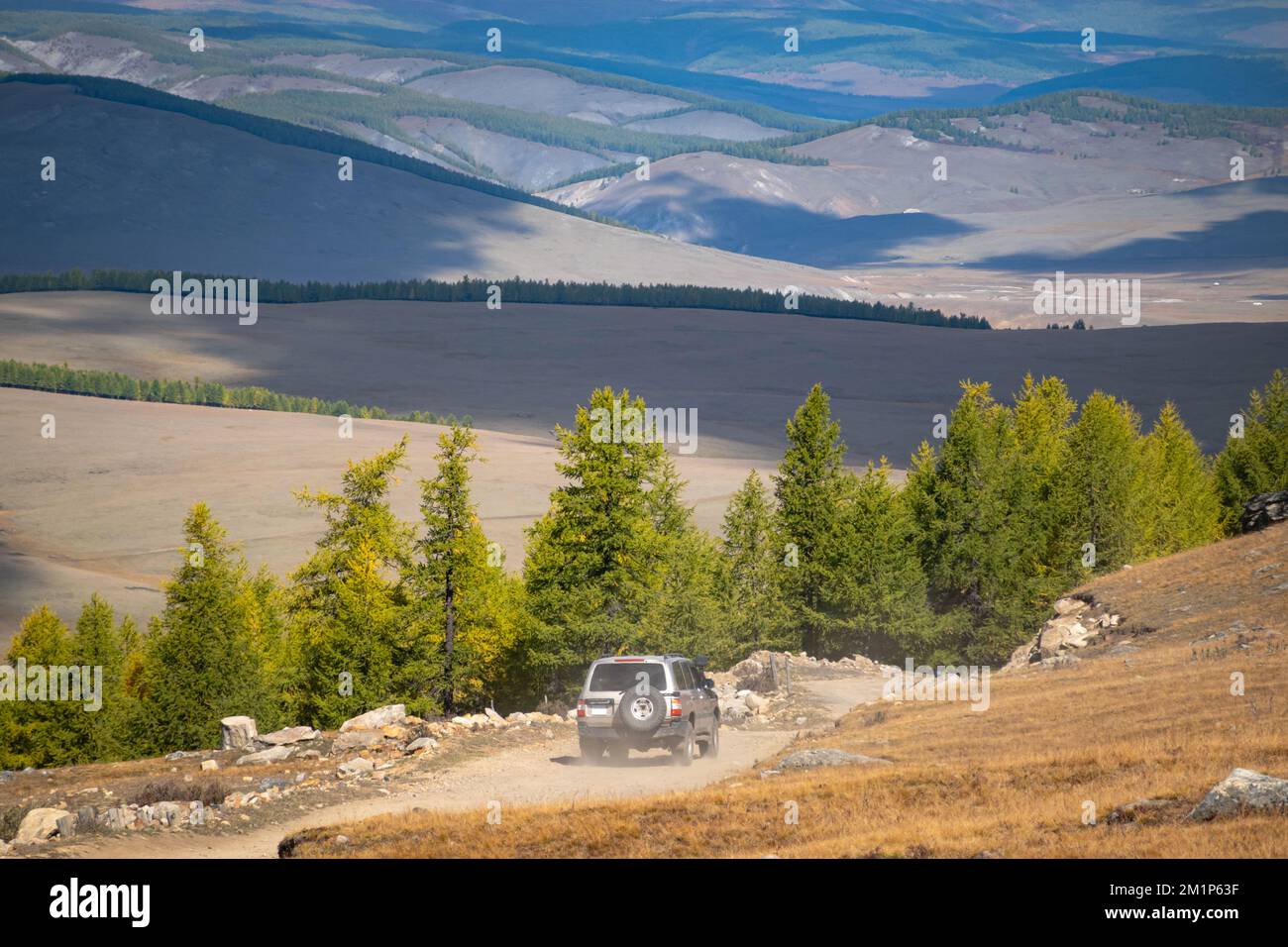 Khovsgol, Mongolia - Settembre, 2022 - SUV auto in viaggio di caccia attraverso la natura selvaggia della Mongolia. Foto Stock