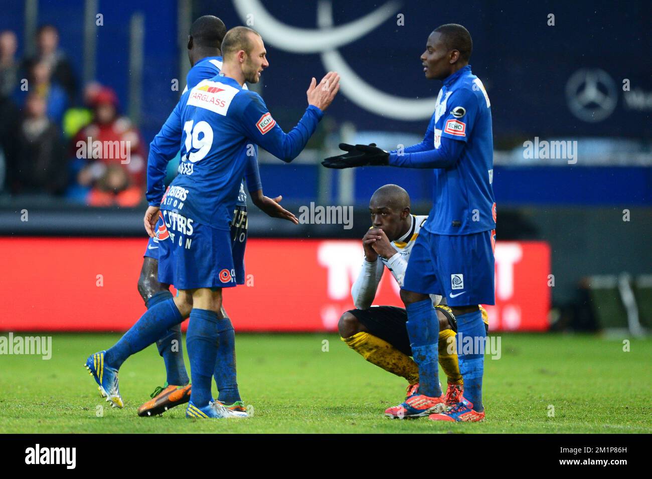 20121202 - LOKEREN, BELGIO: Thomas Buffel di Genk e Derrick Tshimanga di Genk, foto dopo la partita della Jupiler Pro League tra Sporting Lokeren e KRC Genk, a Lokeren, domenica 02 dicembre 2012, il giorno 18 del campionato di calcio belga. FOTO DI BELGA YORICK JANSENS Foto Stock