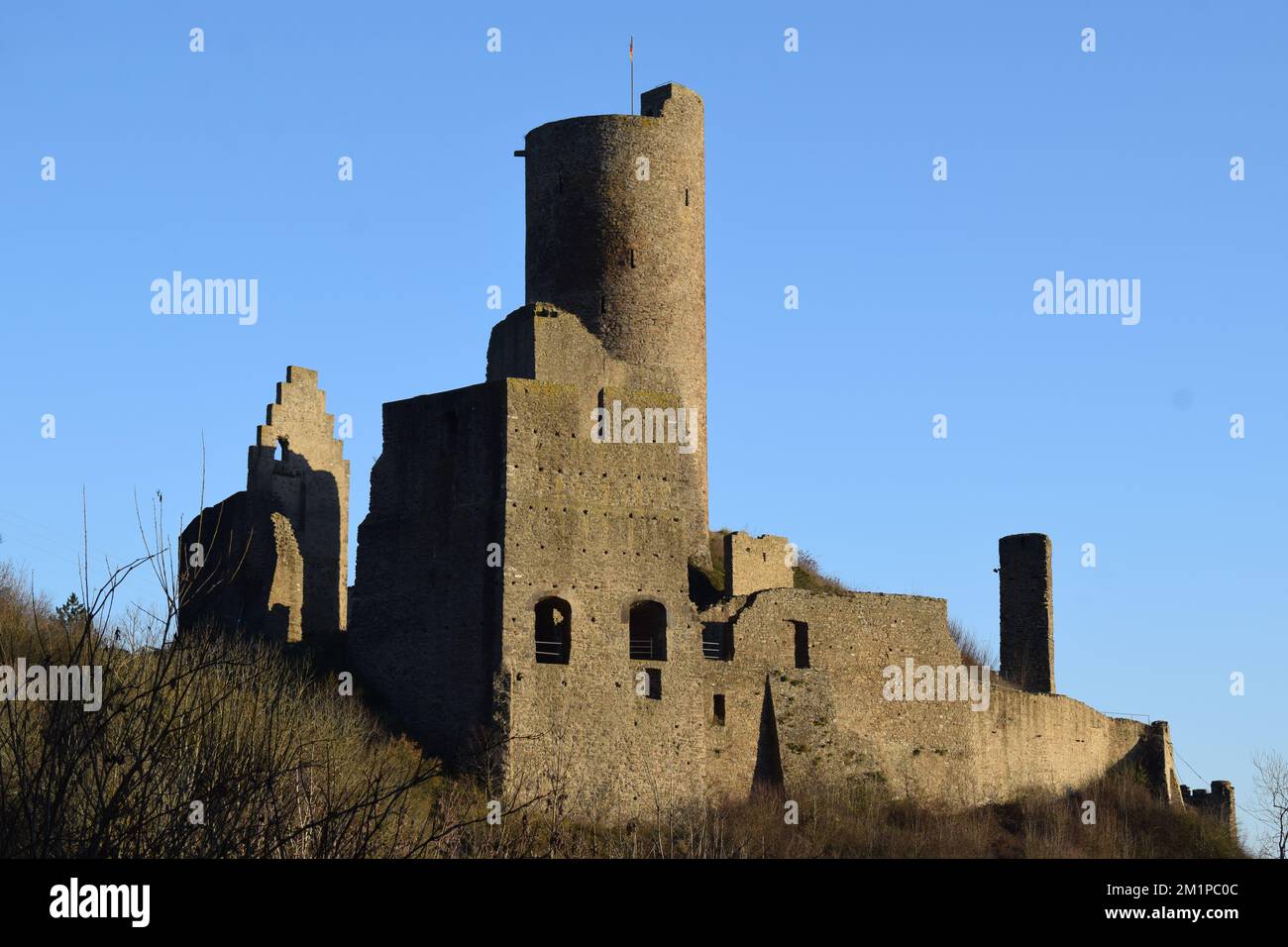 castello rovina Löwenburg sopra Monreal Foto Stock