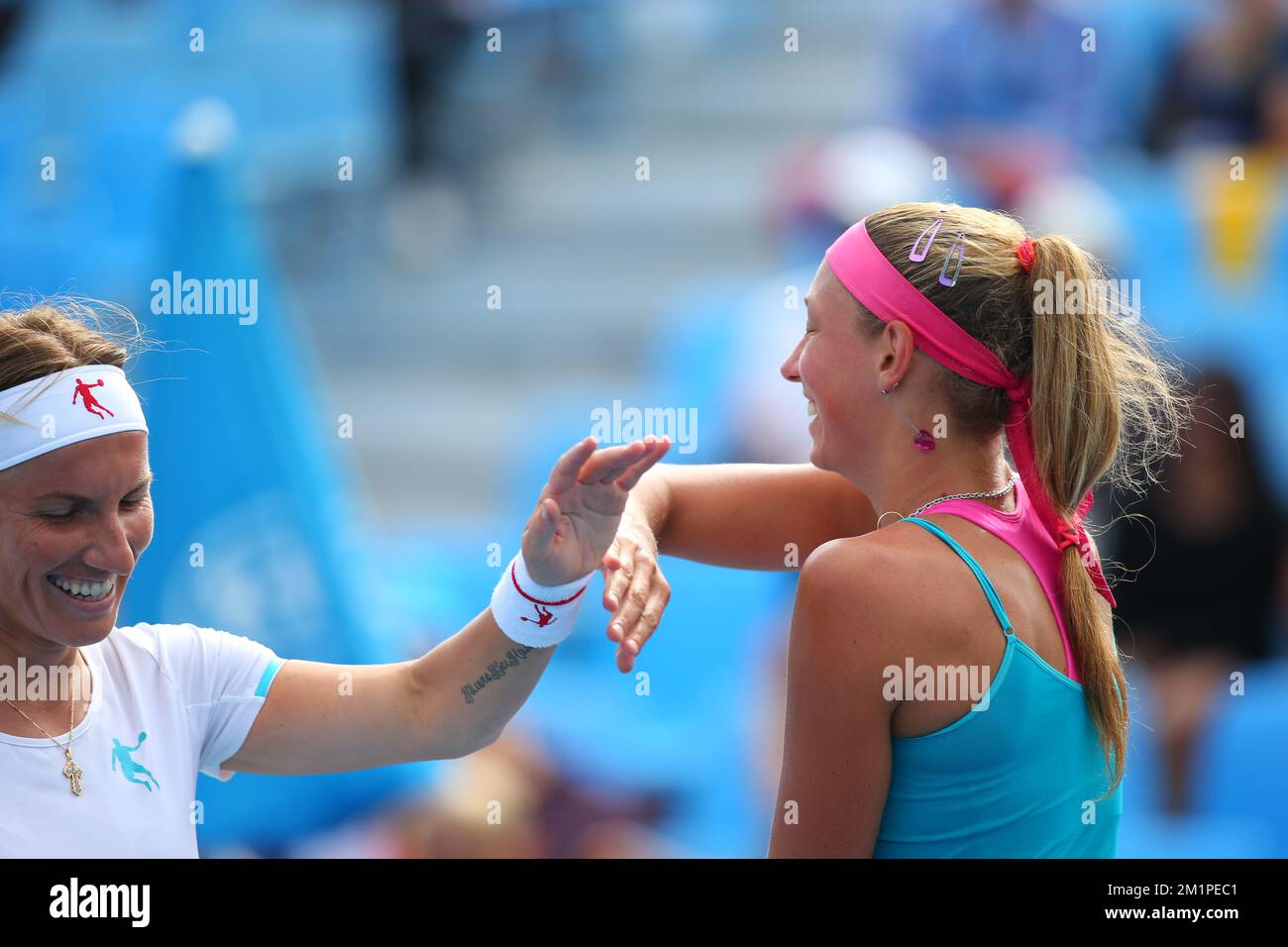 20130118 - MELBOURNE, AUSTRALIA: Il russo Svetlana Kuznetsova e il belga Yanina Wickmayer nella foto durante la partita tra il belga Yanina Wickmayer e il russo Svetlana Kuznetsova contro la spagnola Nuria Llagostera e la cinese Jie Zheng, nel secondo round del torneo femminile del Grand Slam 'Australian Open', Venerdì 18 gennaio 2013 a Melbourne Park, Melbourne, Australia. FOTO DI BELGA PATRICK HAMILTON Foto Stock