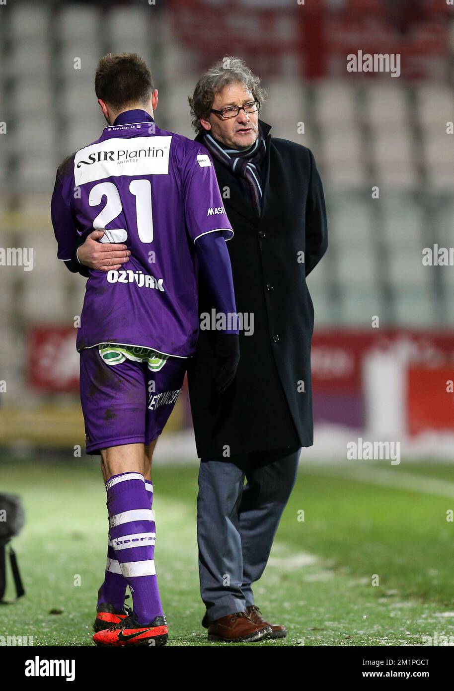 20130126 - ANVERSA, BELGIO: Ozturk Alpaslan di Beerschot e Jacky Mathijssen, allenatore capo di Beerschot, raffigurati durante la partita della Jupiler Pro League tra Beerschot AC e RAEC Mons, ad Anversa, sabato 26 gennaio 2013, il 24° giorno del campionato di calcio belga. FOTO DI BELGA MARC GOYVAERTS Foto Stock