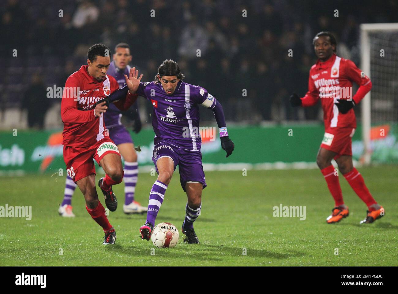 20130126 - ANVERSA, BELGIO: Mons' Flavien le Postollec e Hernan Pablo Losada di Beerschot combattono per la palla durante la partita della Jupiler Pro League tra Beerschot AC e RAEC Mons, ad Anversa, sabato 26 gennaio 2013, il 24° giorno del campionato di calcio belga. FOTO DI BELGA MARC GOYVAERTS Foto Stock