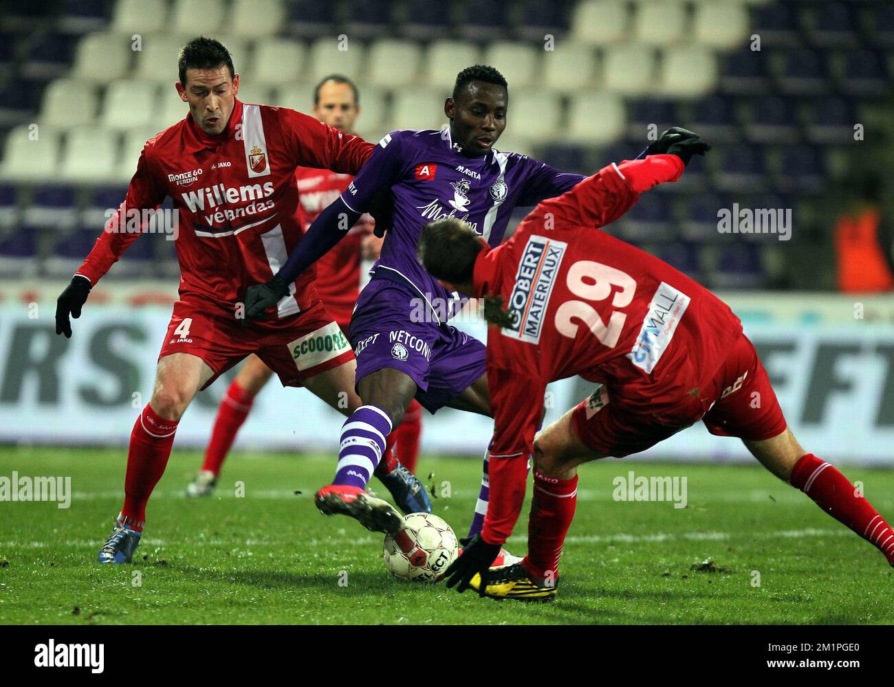 20130126 - ANVERSA, BELGIO: Mons' Peter Franquart, Kennedy Nwanganga di Beerschot e Mons' Nicolas Timmermans lottano per la palla durante la partita della Jupiler Pro League tra Beerschot AC e RAEC Mons, ad Anversa, sabato 26 gennaio 2013, il giorno 24 del campionato di calcio belga. FOTO DI BELGA MARC GOYVAERTS Foto Stock