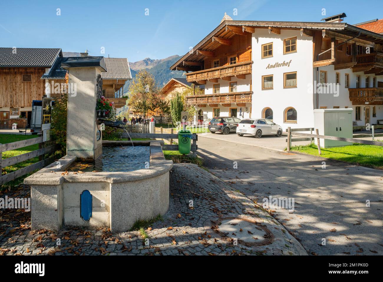 Hainzenberg, Austria - 10.17.2022: Grandi case tipiche tirolesi nel villaggio delle Alpi austriache. Foto Stock