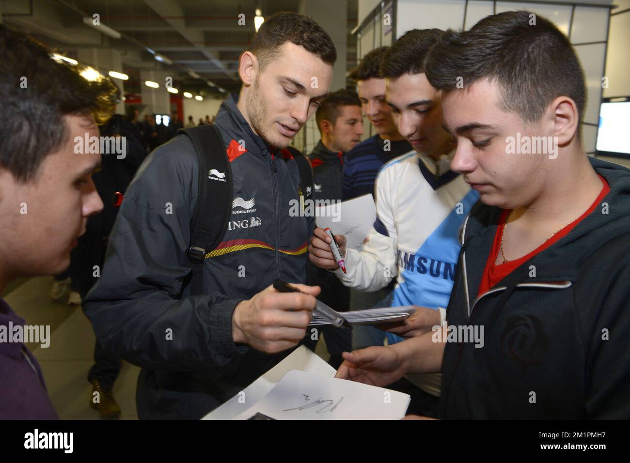 Thomas Vermaelen, in Belgio, ha illustrato l'arrivo della squadra nazionale belga di calcio "Red Devils" all'aeroporto di Skopje, Repubblica di Macedonia, giovedì 21 marzo 2013. Domani la squadra sta giocando una partita contro la Macedonia, parte delle partite di qualificazione per la Coppa del mondo FIFA 2014. FOTO DI BELGA DIRK WAEM Foto Stock