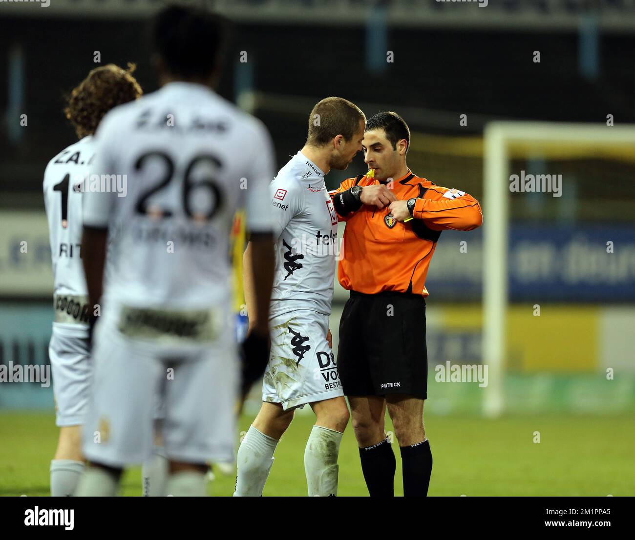 Steven De Petter di Mechelen e l'arbitro Carlos Alho-Guerreiro reagiscono durante la partita della Jupiler Pro League di Play-off 2 gruppo B, tra Waasland-Beveren e KV Mechelen, a Beveren-WAAS, sabato 06 aprile 2013, il giorno 2 del Play-off 2B del campionato di calcio belga. Foto Stock