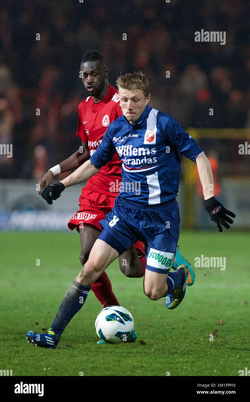 Ismaila N'Diaye di Kortrijk e Tom Van Imschoot di Mons combattono per la palla durante la partita della Jupiler Pro League di Play-off 1, tra KV Kortrijk e RAEC Mons, a Kortrijk, sabato 13 aprile 2013, il giorno 3 del Play-off 2A del campionato di calcio belga. BELGA FOTO KURT DESPLENTER Foto Stock