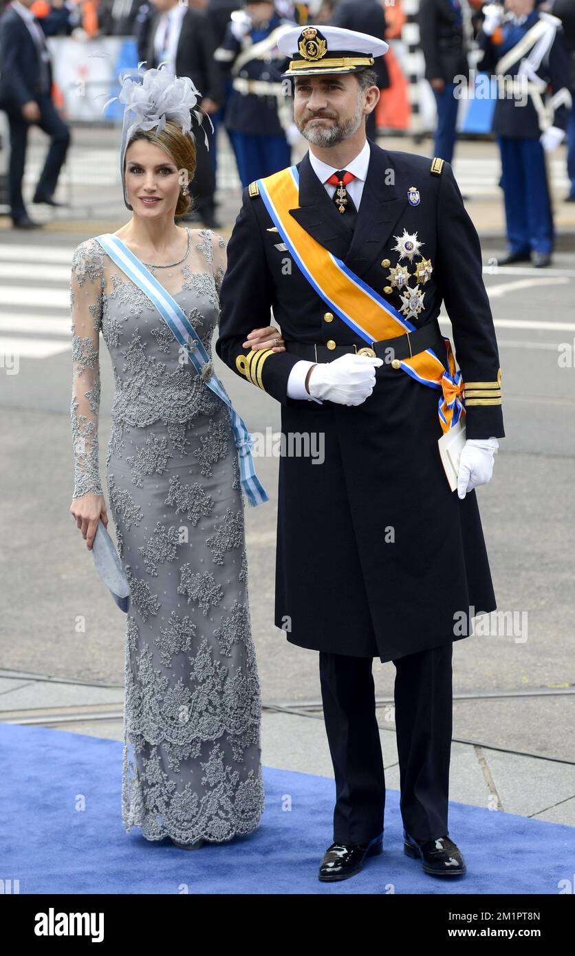 Il principe ereditario Felipe di Spagna e la principessa Letizia di Spagna arrivano per l'investitura del principe Willem Alessandro come re, martedì 30 aprile 2013, ad Amsterdam, nei Paesi Bassi. La regina olandese Beatrix, che governò i Paesi Bassi per 33 anni, annunciò il 28 gennaio 2013 la sua abdicazione dal trono a favore del figlio, il principe Willem-Alexander. Foto Stock