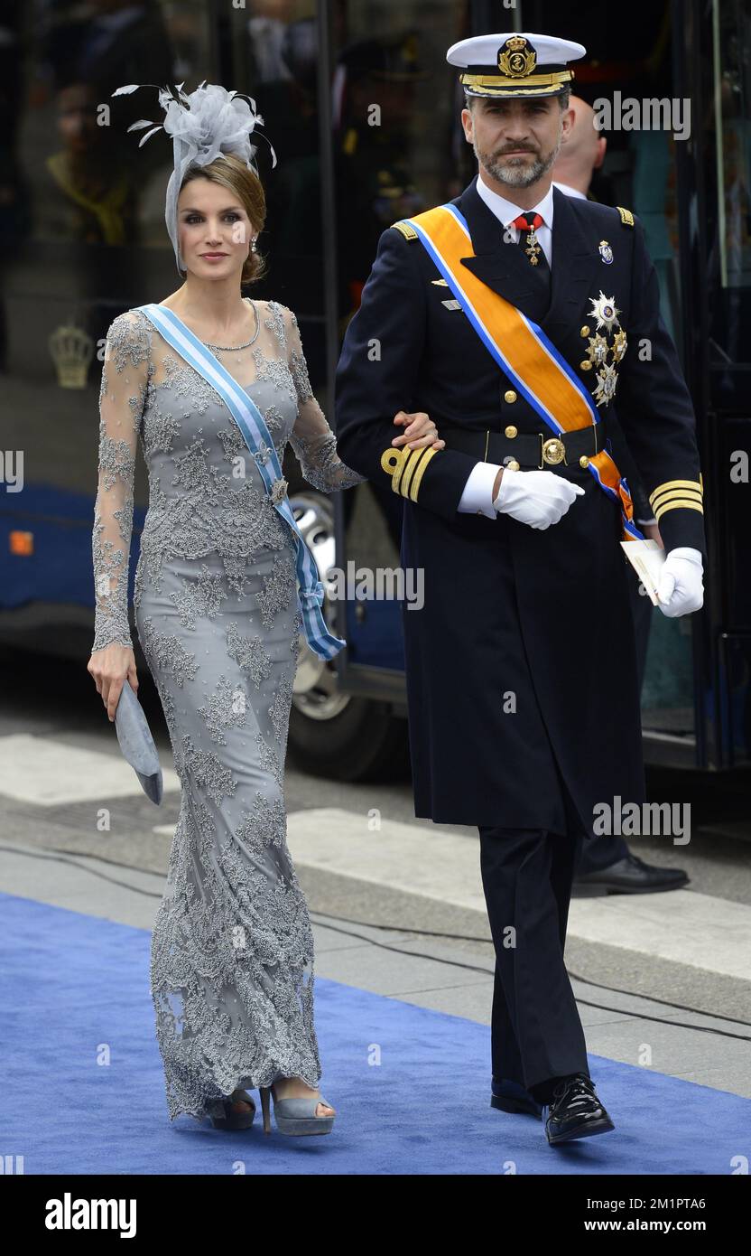 Il principe ereditario Felipe di Spagna e la principessa Letizia di Spagna arrivano per l'investitura del principe Willem Alessandro come re, martedì 30 aprile 2013, ad Amsterdam, nei Paesi Bassi. La regina olandese Beatrix, che governò i Paesi Bassi per 33 anni, annunciò il 28 gennaio 2013 la sua abdicazione dal trono a favore del figlio, il principe Willem-Alexander. Foto Stock