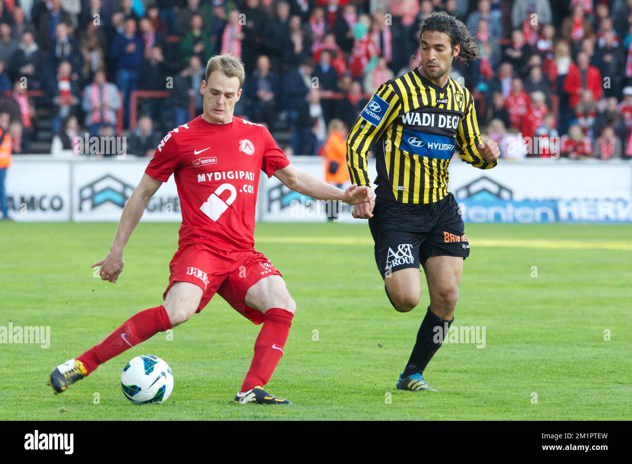 Brecht Capon di Kortrijk e Ahmed Samir Farag di Lierse combattono per la palla durante la partita della Jupiler Pro League di Play-off 2 gruppo A, tra Kortrijk e Lierse, a Kortrijk, sabato 04 maggio 2013, l'ultimo giorno del Play-off 2 del campionato di calcio belga. Foto Stock