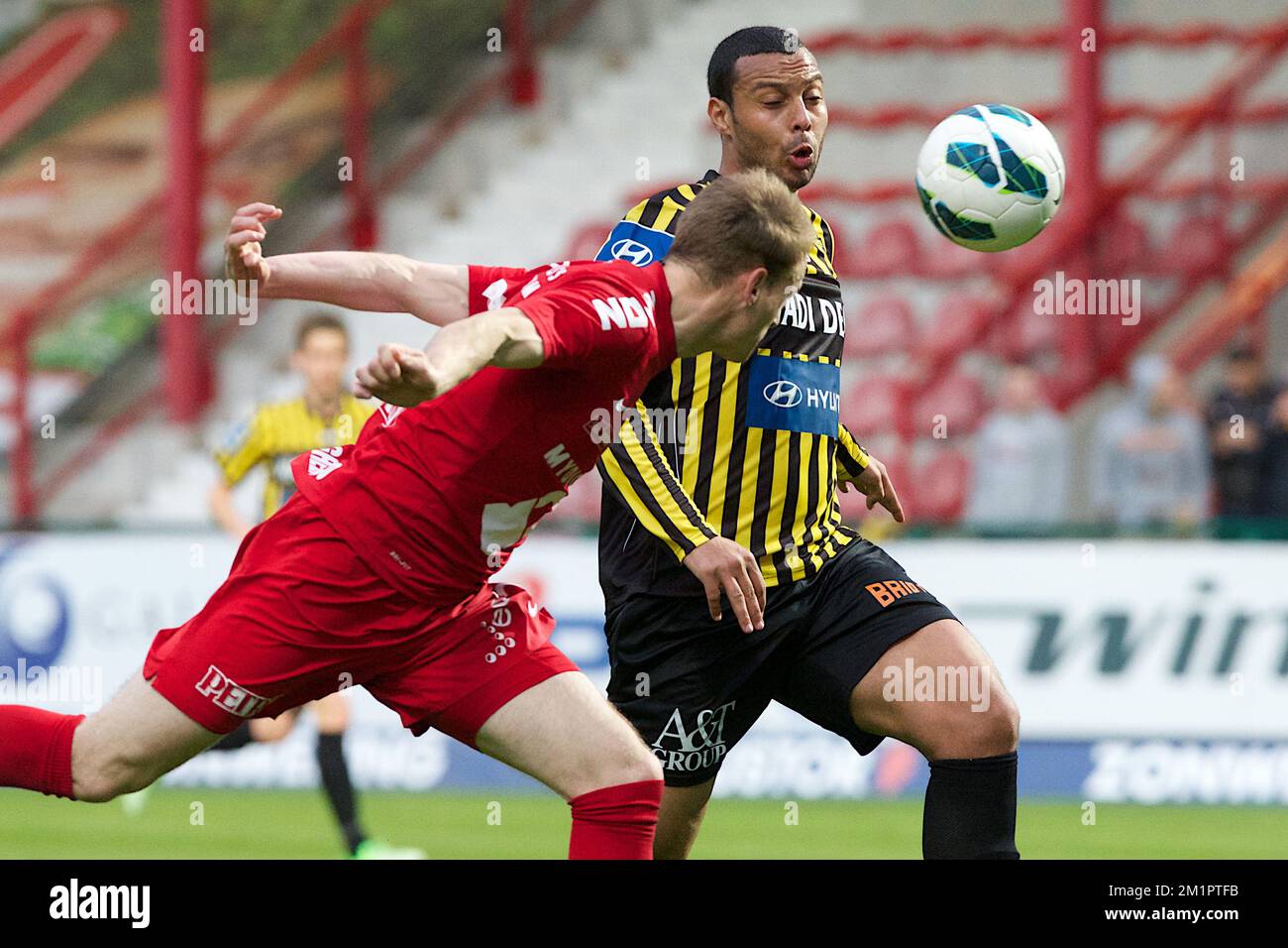 Brecht Capon di Kortrijk e Ahmed Samir Farag di Lierse combattono per la palla durante la partita della Jupiler Pro League di Play-off 2 gruppo A, tra Kortrijk e Lierse, a Kortrijk, sabato 04 maggio 2013, l'ultimo giorno del Play-off 2 del campionato di calcio belga. Foto Stock