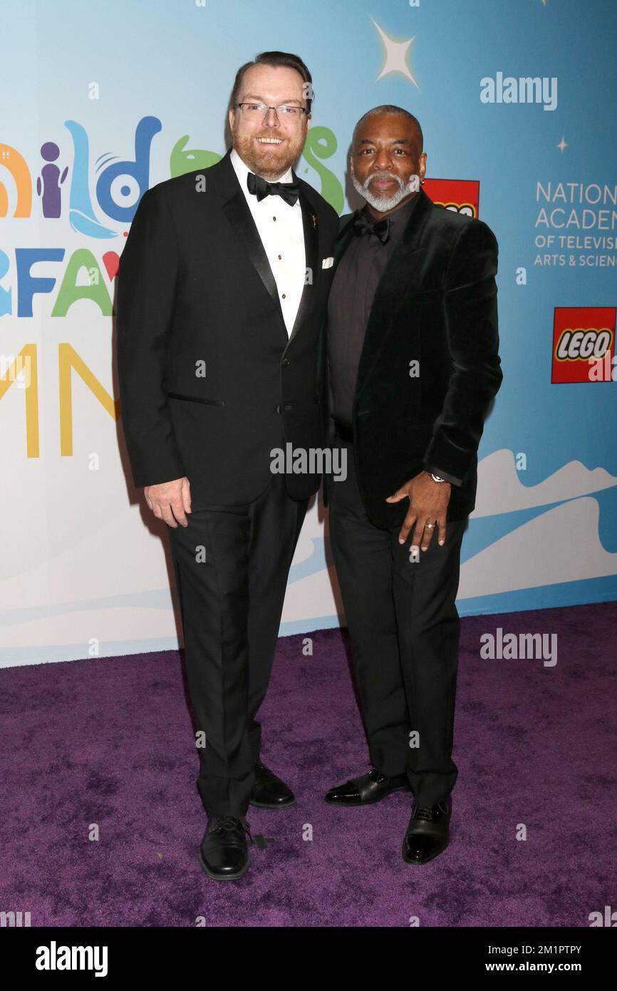 Los Angeles, Stati Uniti. 11th Dec, 2022. LOS ANGELES - DEC 11: Adam Sharp, Levar Burton al 2022 Childrens and Family Emmy Awards - Arrivi al Teatro Ebell il 11 dicembre 2022 a Los Angeles, CA (Photo by Katrina Jordan/Sipa USA) Credit: Sipa USA/Alamy Live News Foto Stock