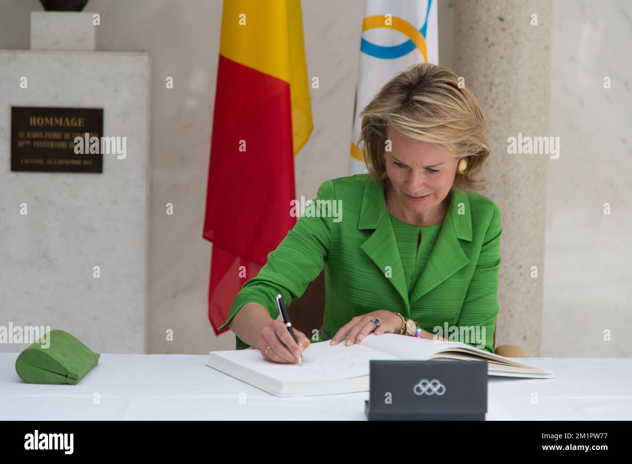 20130513 - LOSANNA, SVIZZERA: La principessa belga Mathilde firma il libro d'oro durante una visita regale alla sede del Comitato Olimpico Internazionale (CIO) a Losanna, Svizzera, lunedì 13 maggio 2013. BELGA FOTO PISCINA JULIEN WARNAND Foto Stock