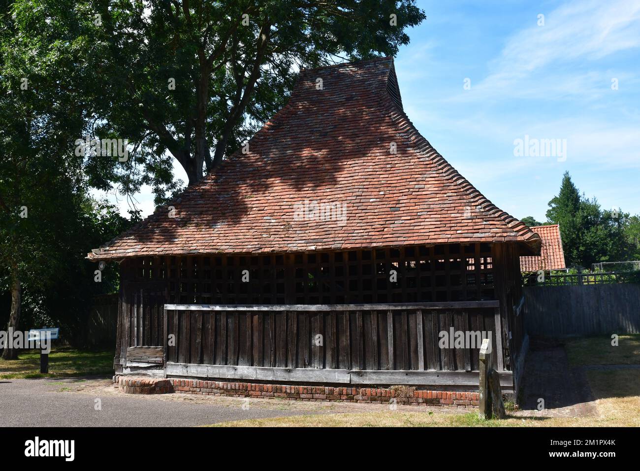 La gabbia campanaria della chiesa di St Mary, East Burgholt, Suffolk, Regno Unito Foto Stock